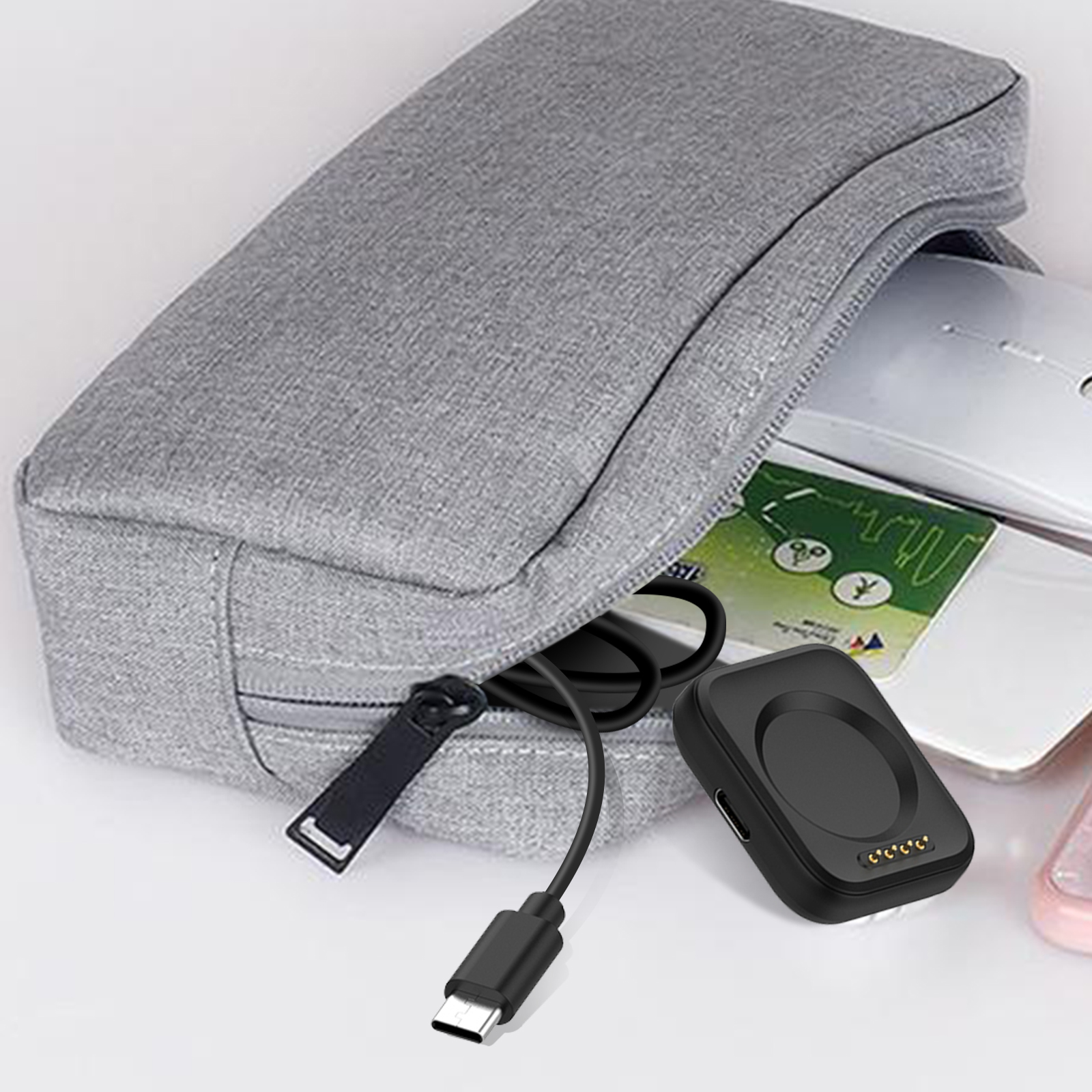 Una borsa grigia è aperta. Un caricatore, un mouse e una carta sono visibili all'interno.