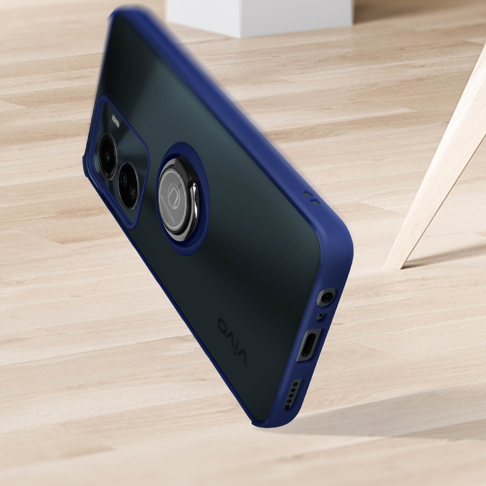 Una custodia per telefono con cornice blu e retro nero, appoggiata su una superficie in legno.