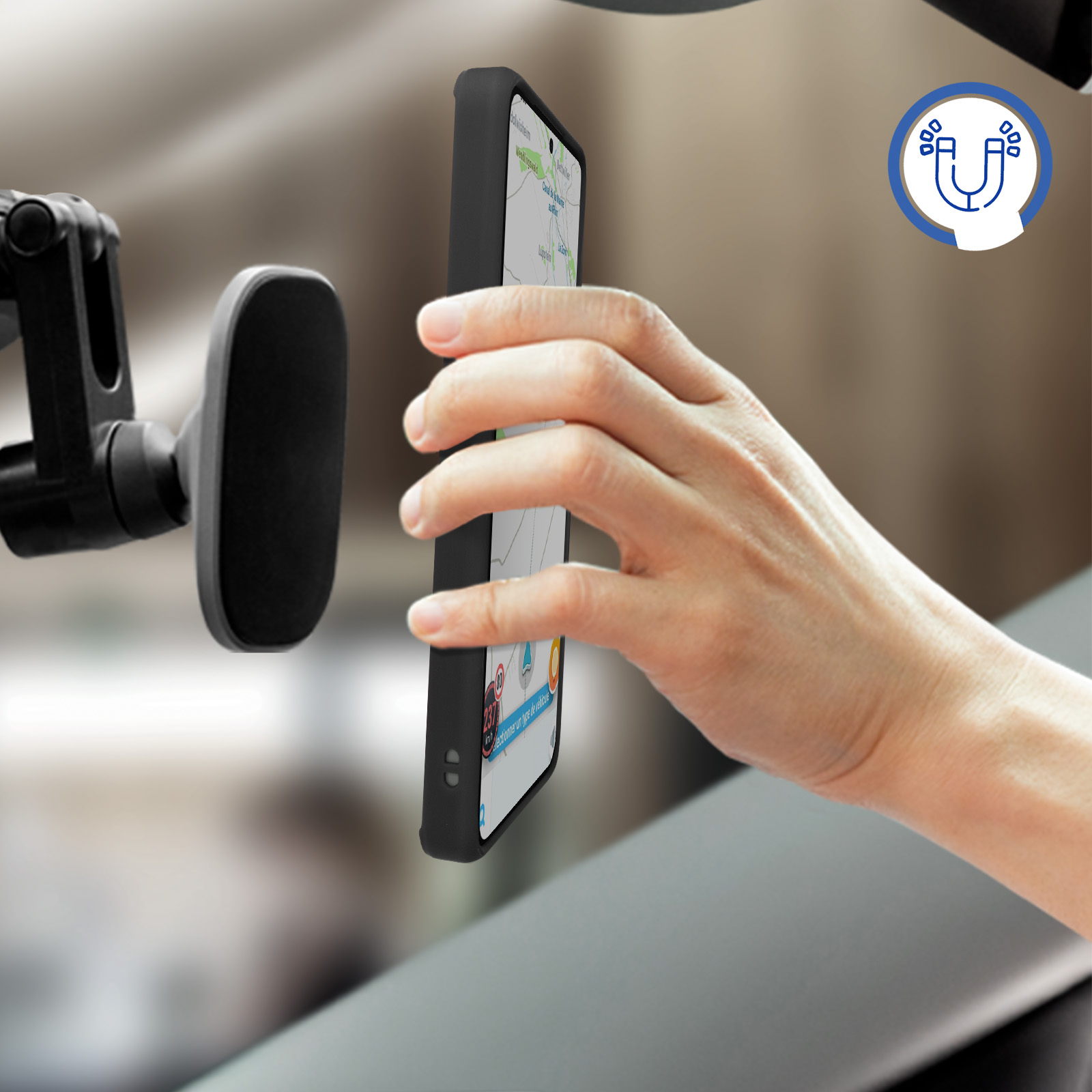 Una mano tiene un telefono montato su una presa d'aria dell'auto. Viene utilizzato un supporto magnetico.