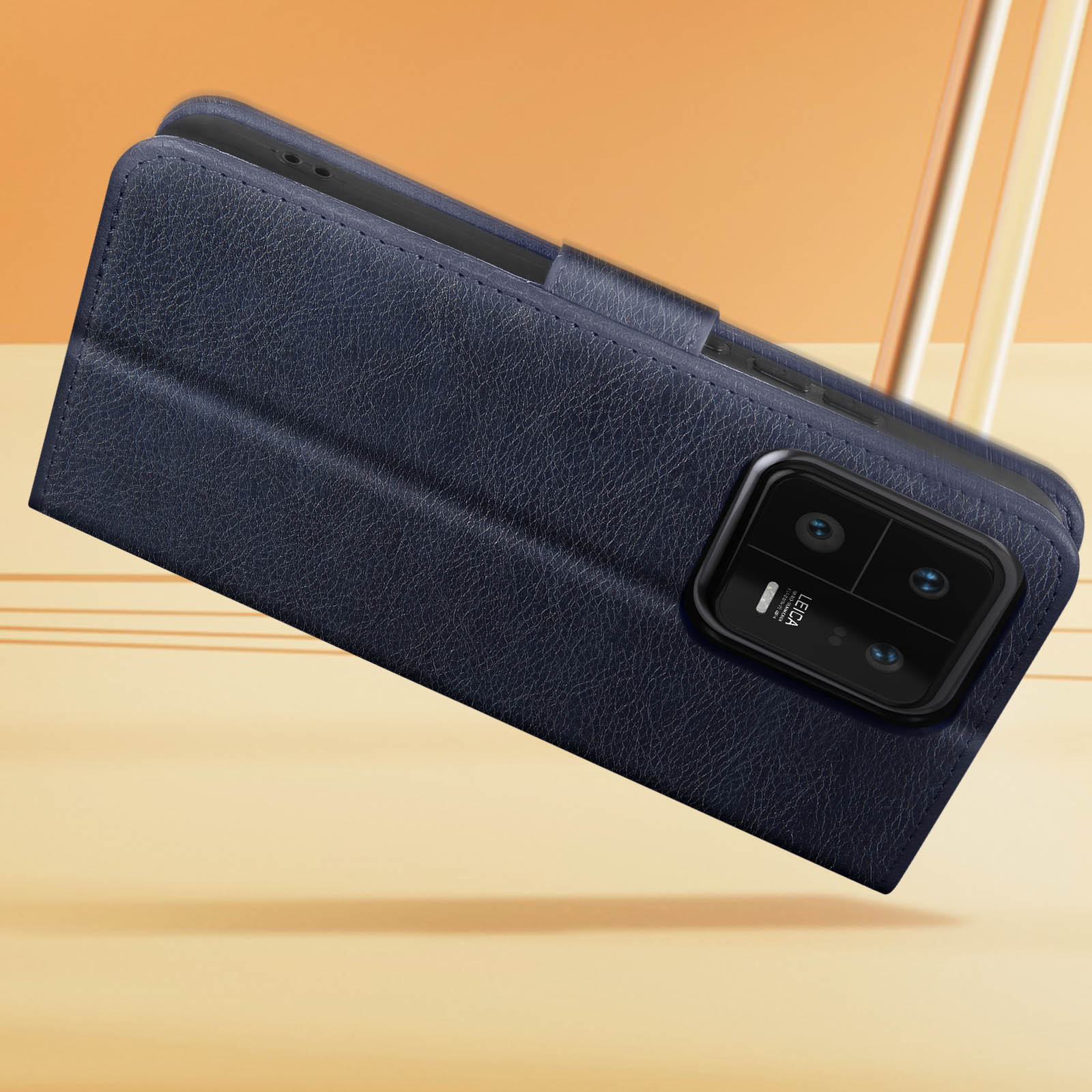 Coque de téléphone bleue, ouverte pour révéler le téléphone. Le téléphone a un ensemble de caméras.