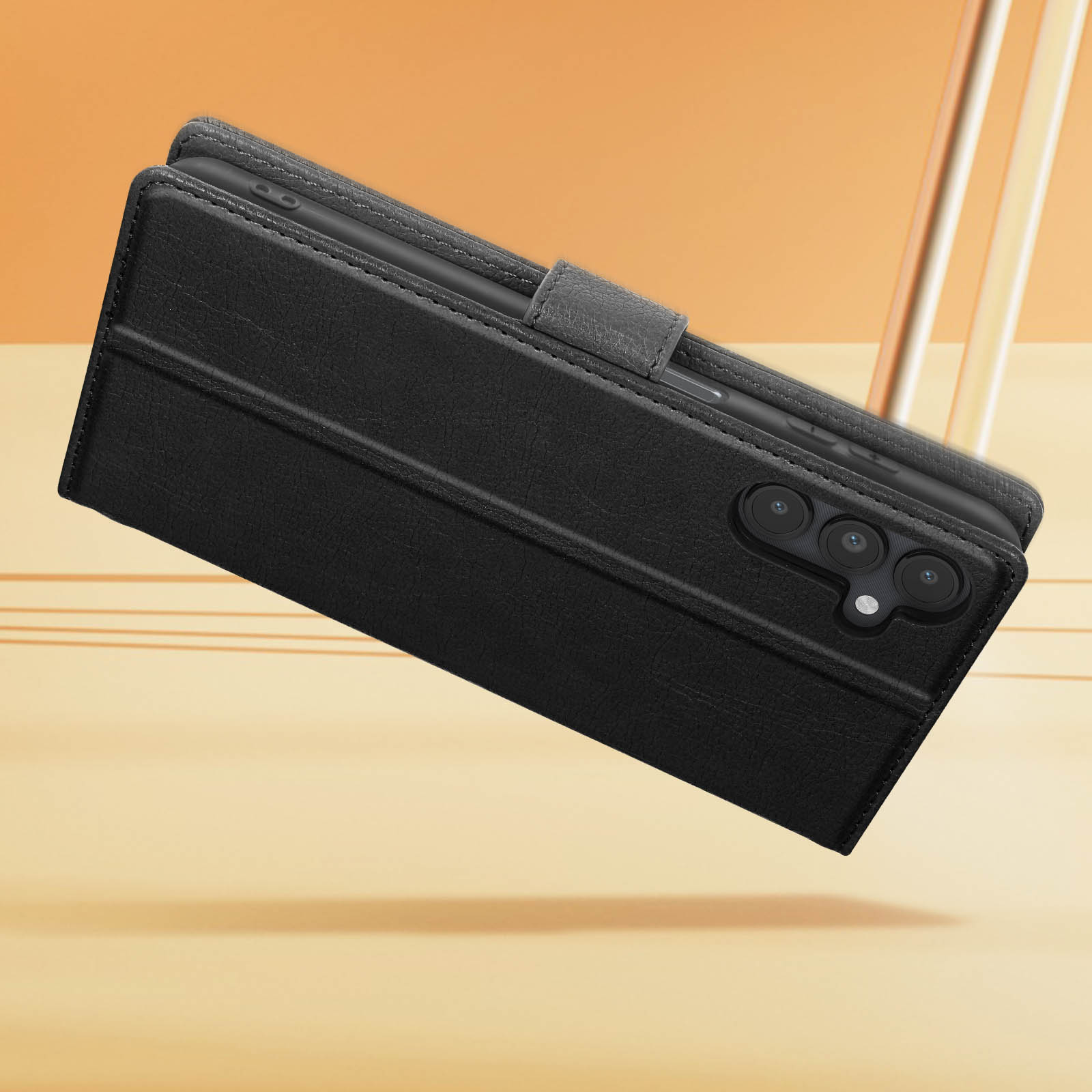 Een zwart telefoonhoesje is open en toont de telefoon. De case heeft een magnetische sluiting.