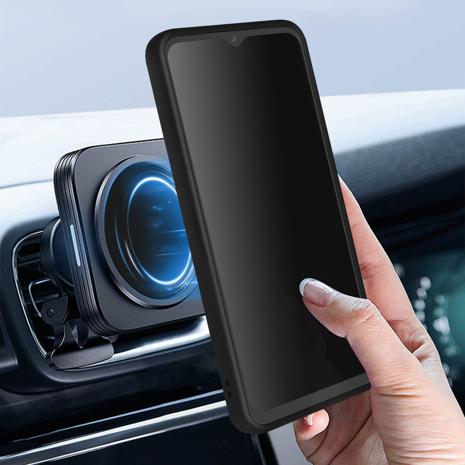 Zwarte telefoon in zwarte hoes gemonteerd op een ventilatierooster van een auto met een magnetische houder. Een hand houdt hem vast.