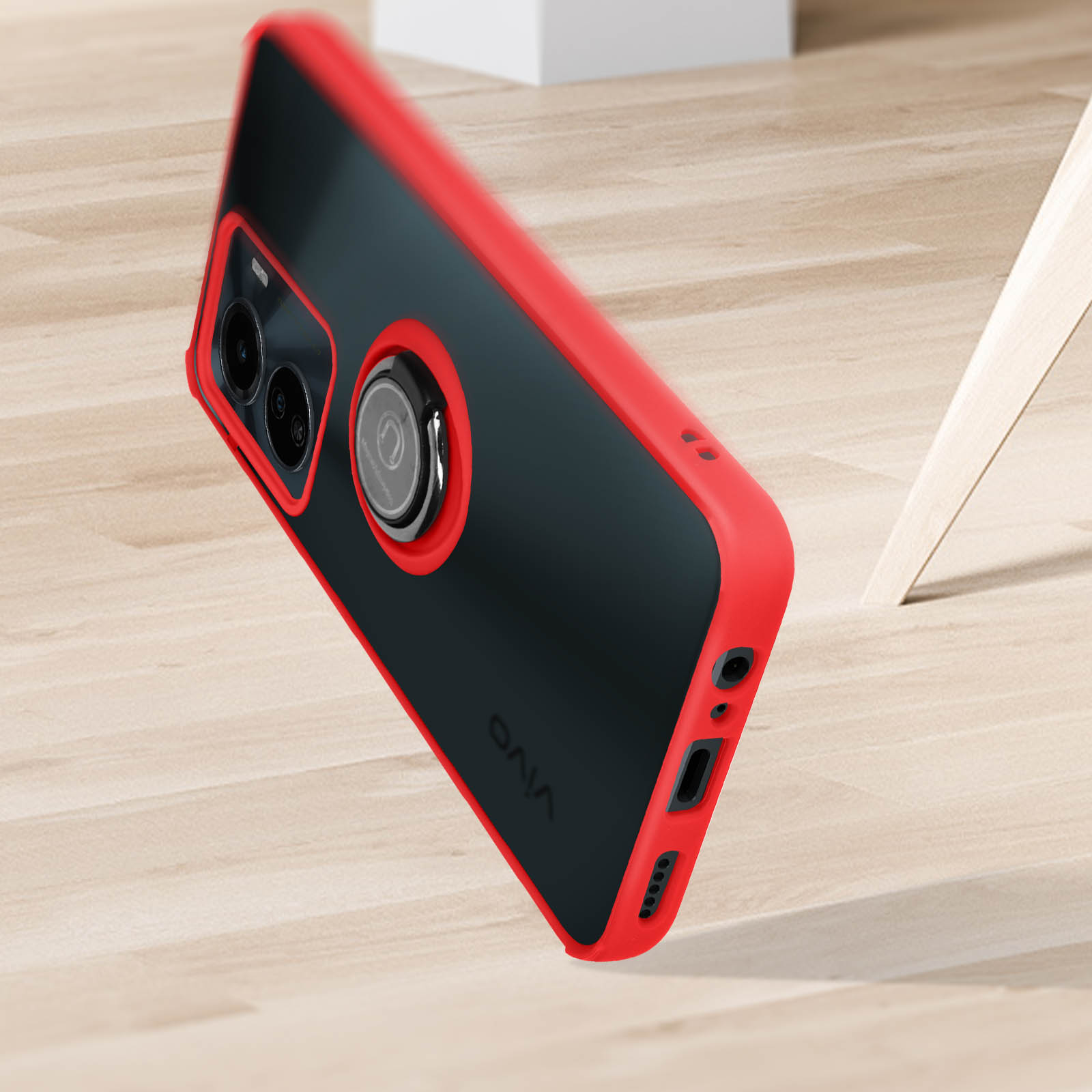Custodia rossa con anello. Telefono all'interno. Sfondo in legno.