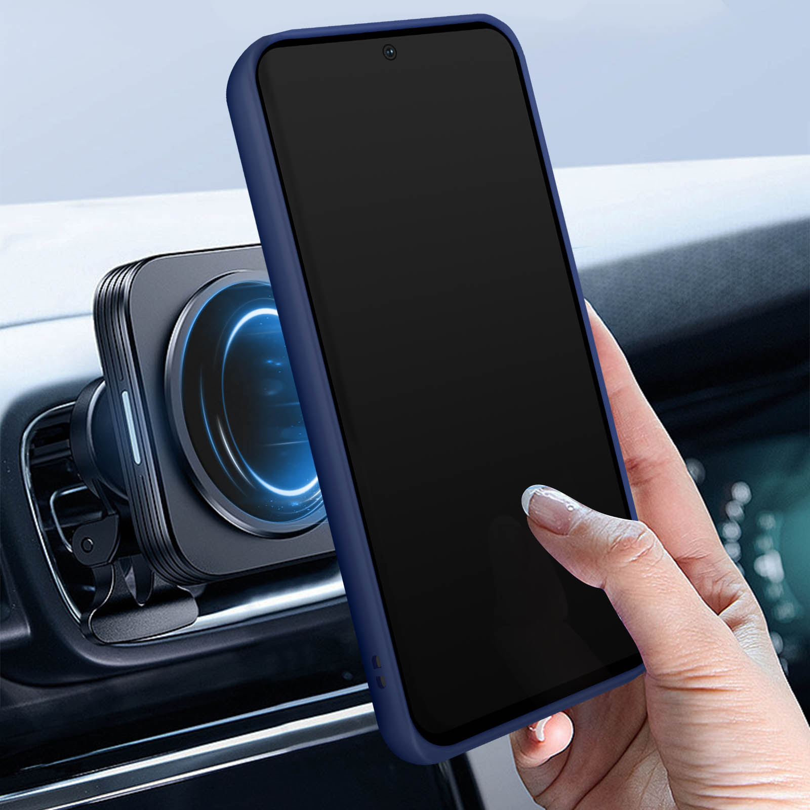 Mano che tiene un telefono blu in auto. Il telefono è vicino a un supporto magnetico.