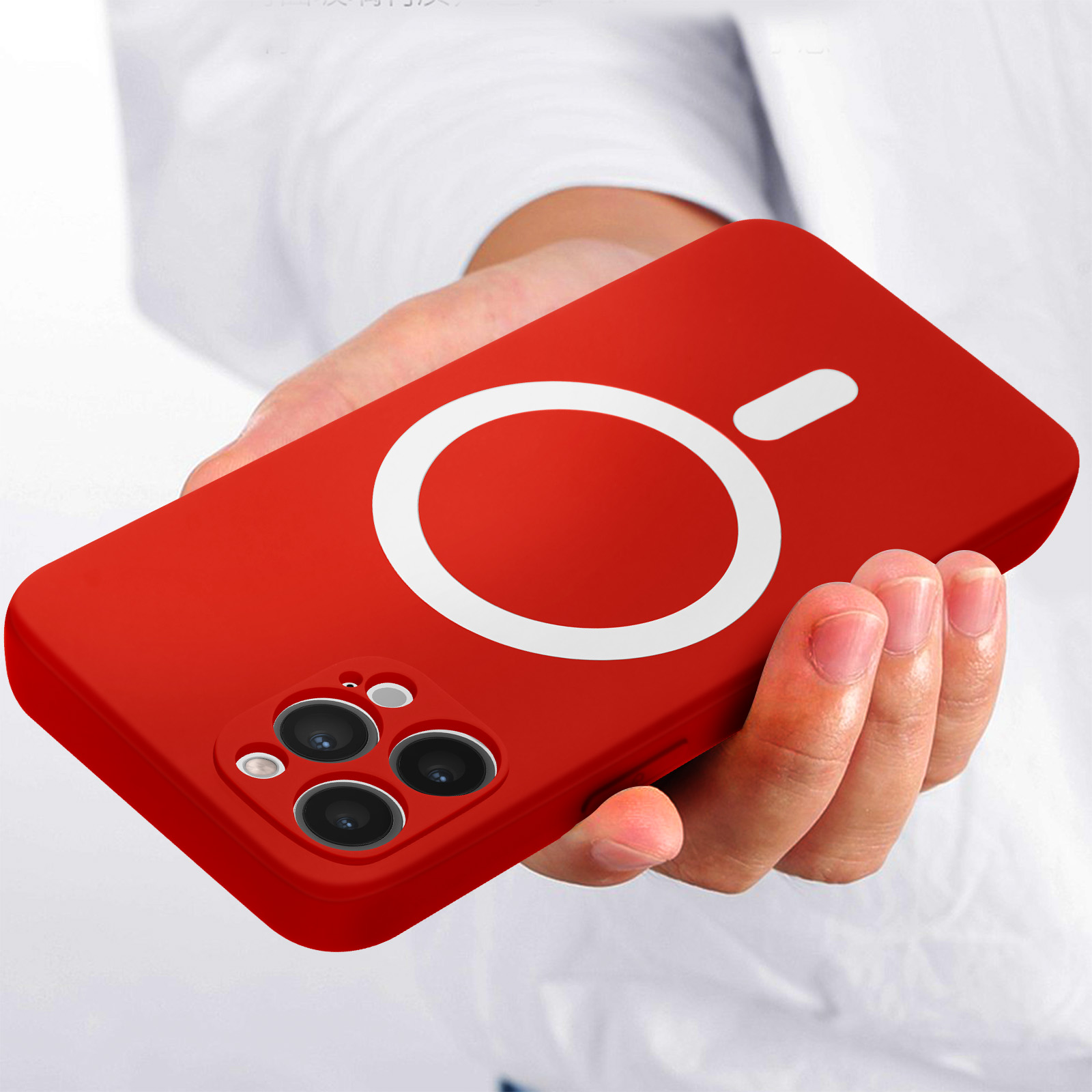 Main tenant une coque rouge avec un cercle blanc.