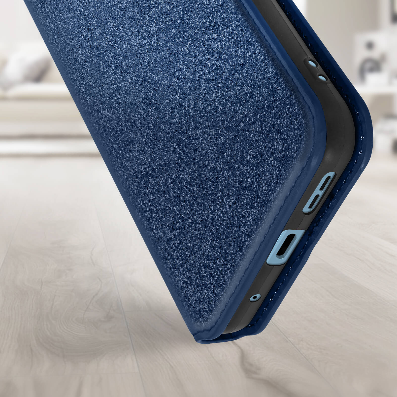 Una custodia blu per telefono viene mostrata aperta, rivelando i bordi del telefono.