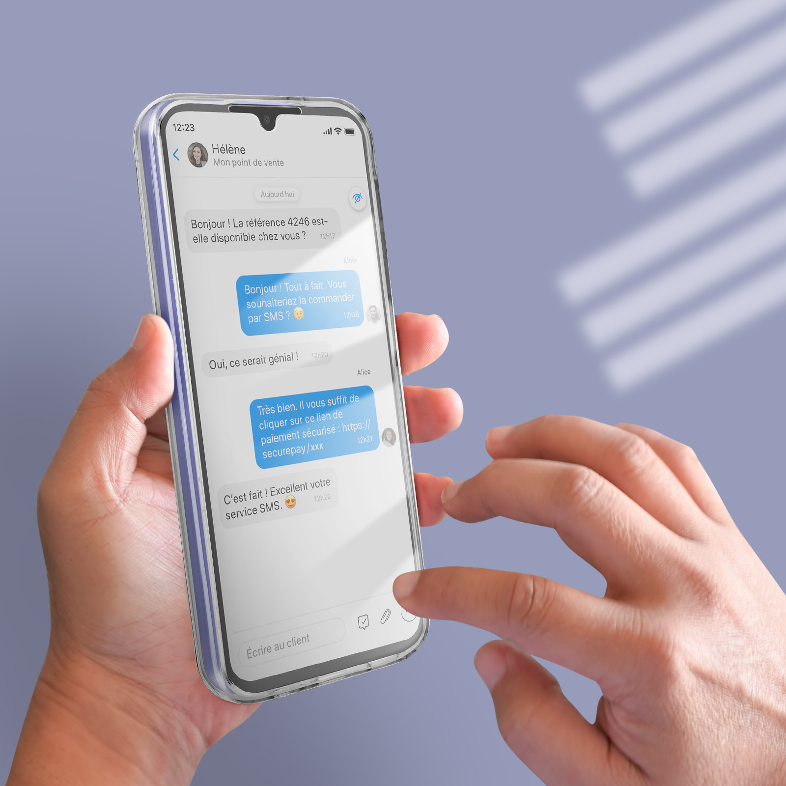 La mano di una persona interagisce con lo schermo di un telefono che mostra una conversazione di messaggi di testo.