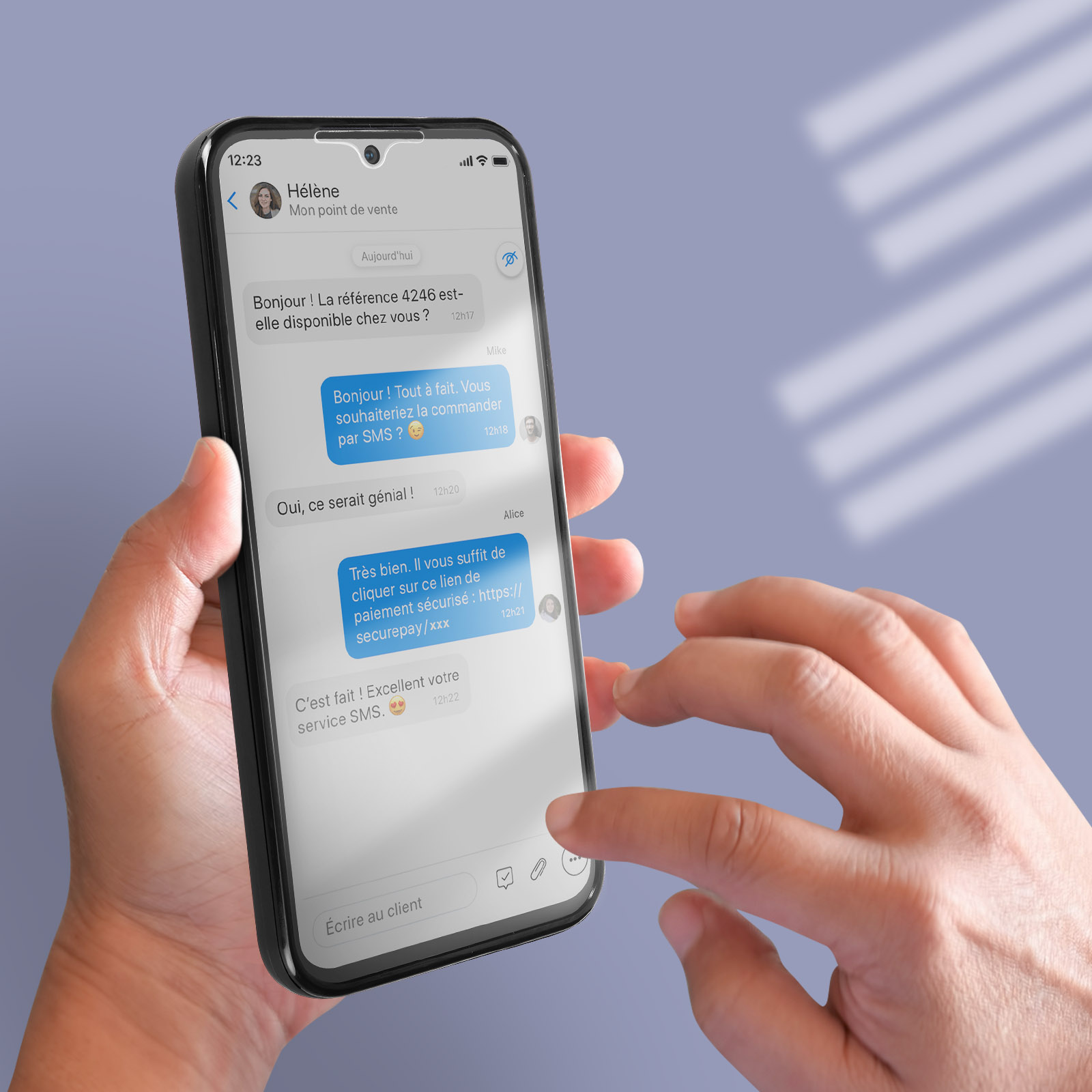 Telefono che mostra un'app di messaggistica, tenuto in mano, con messaggi sullo schermo.