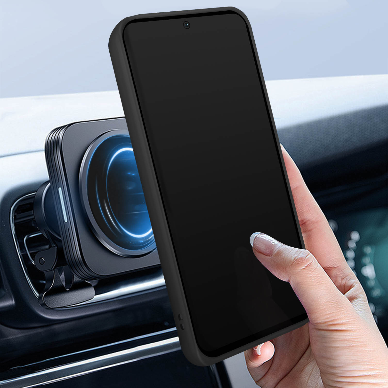 Mano che tiene telefono nero e supporto con simbolo energia blu in auto.