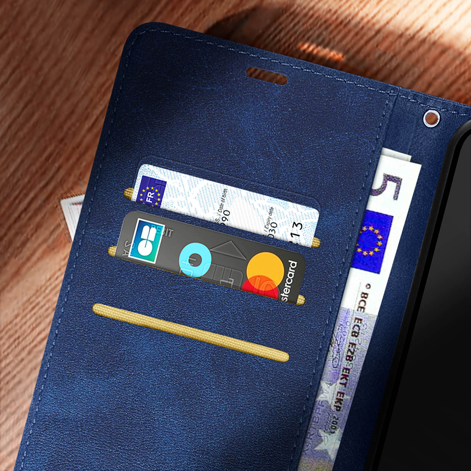 Custodia blu per telefono aperta, che mostra carte di credito e una banconota da cinque euro.