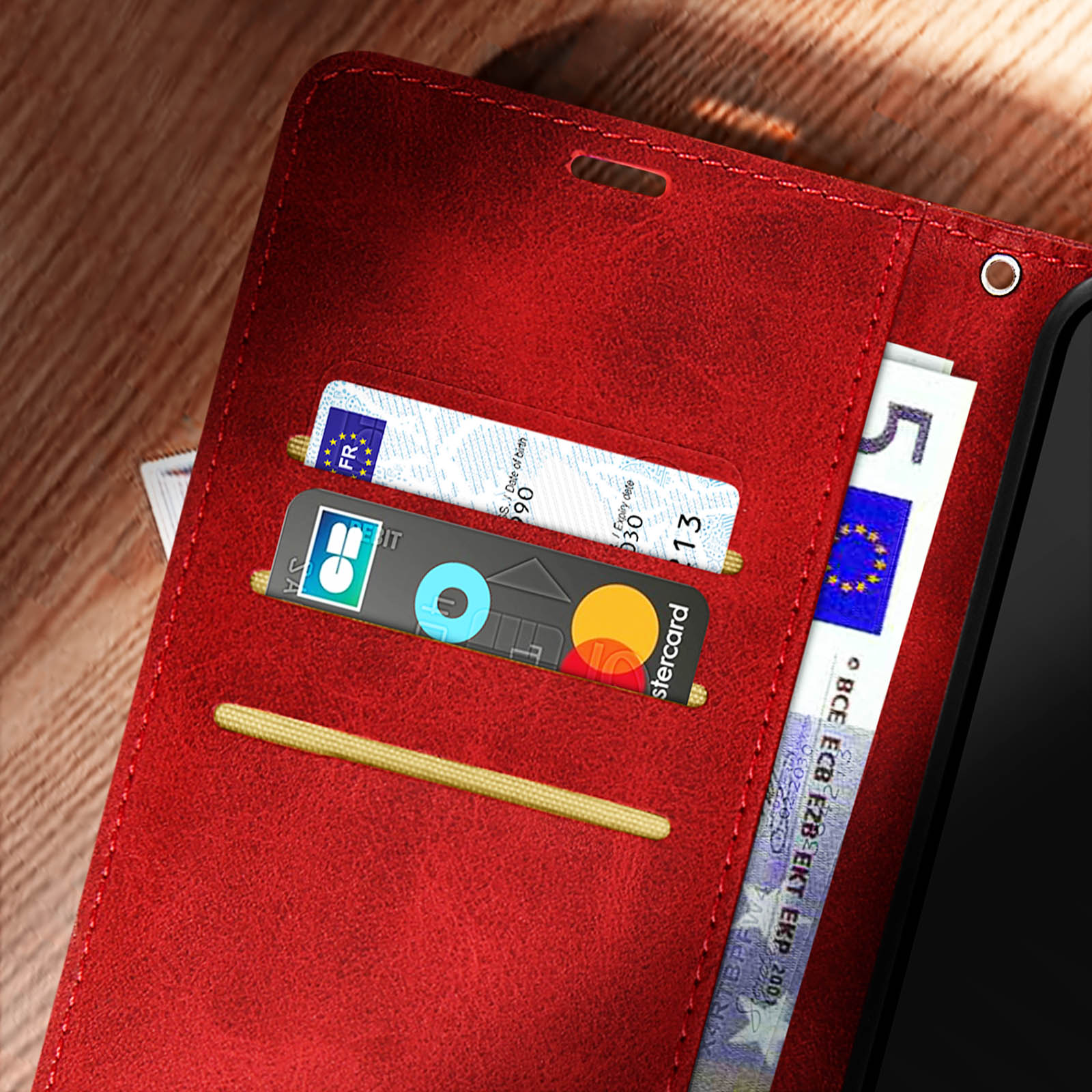 Rode leren telefoonhoes open, met kaarten en geld erin.