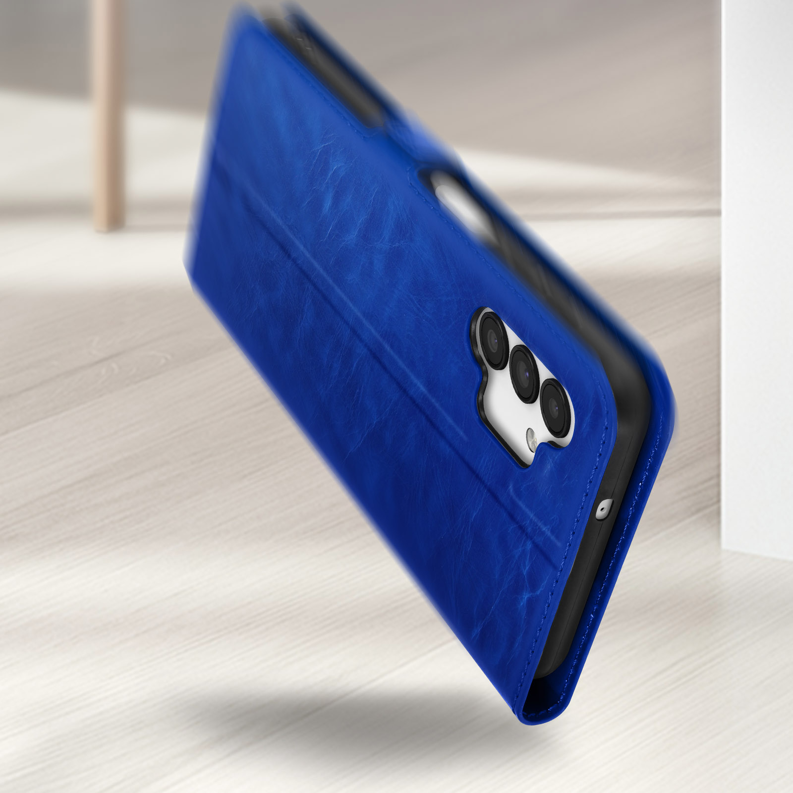 Custodia blu con telefono. La custodia è strutturata e aperta.