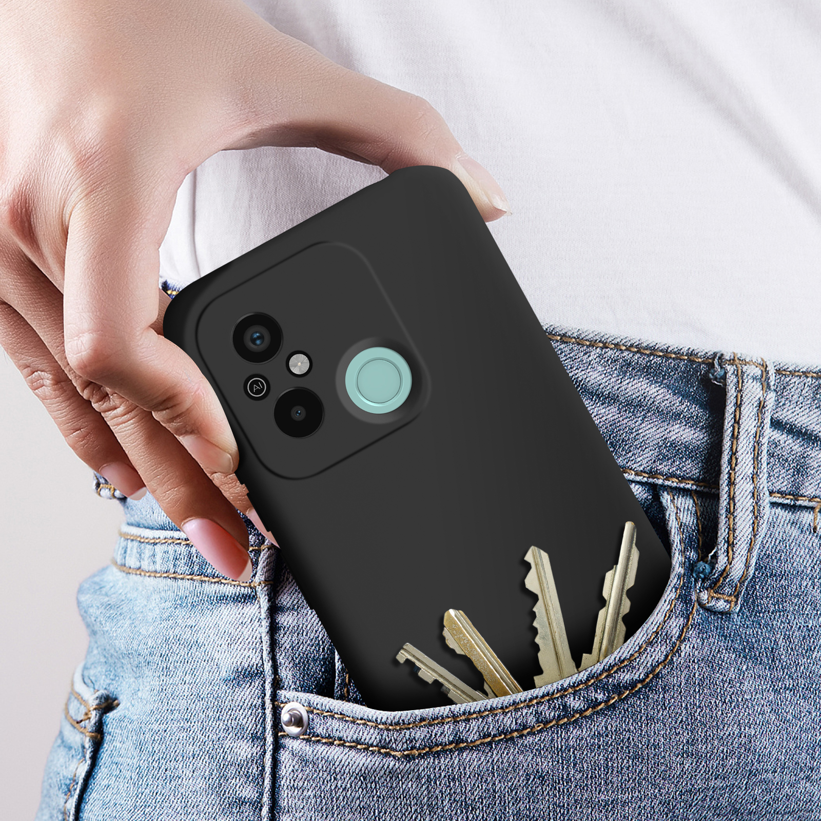 Custodia nera per telefono con fotocamera, chiavi in tasca, tenuta da una persona.