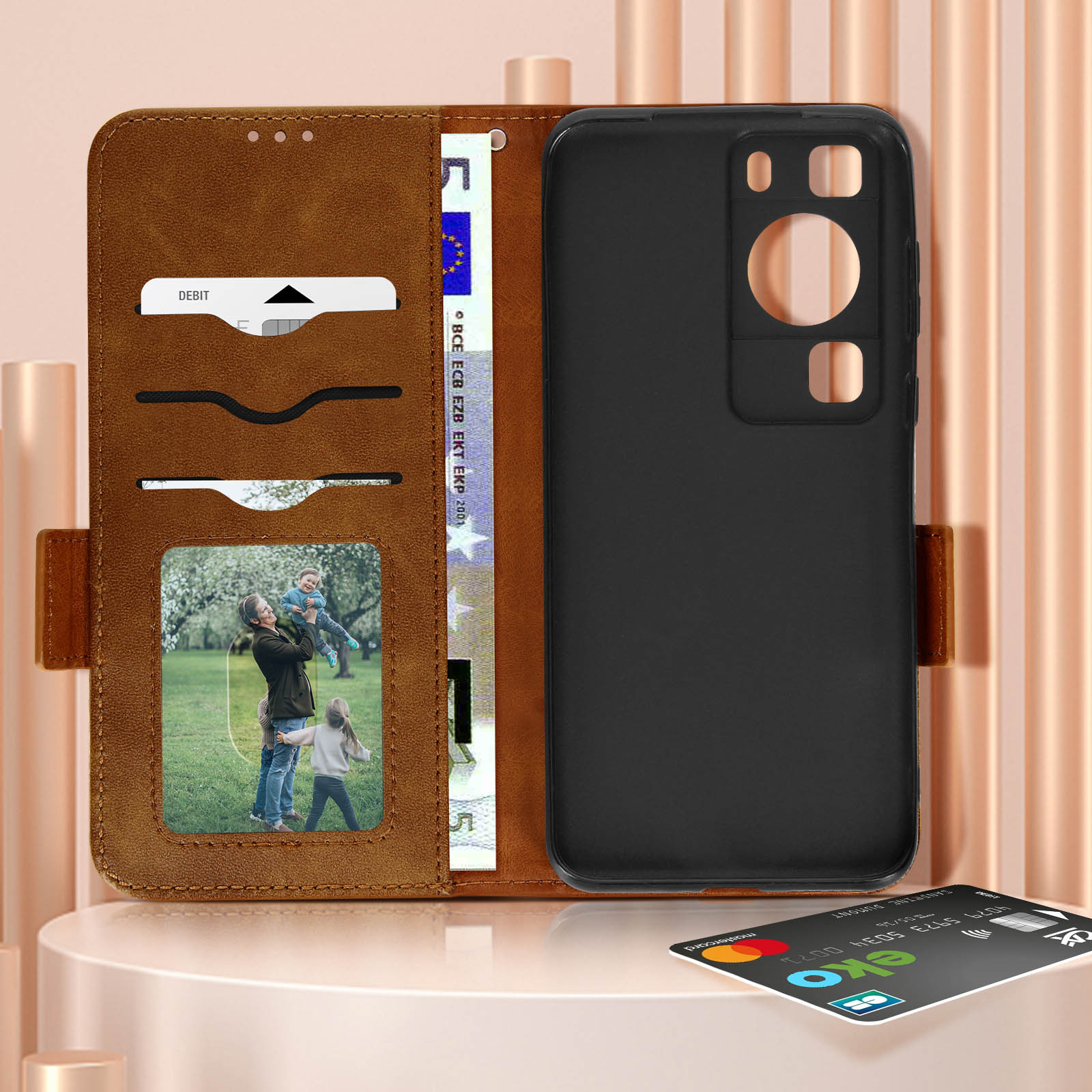 Custodia a portafoglio marrone con denaro, carte e foto. Custodia nera per telefono.