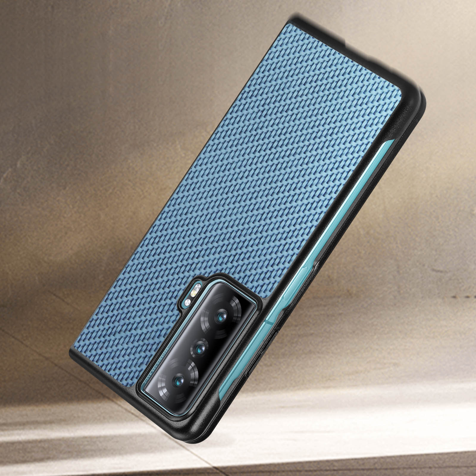 Custodia per telefono blu con motivo strutturato. Un telefono è all'interno. È su un tavolo.