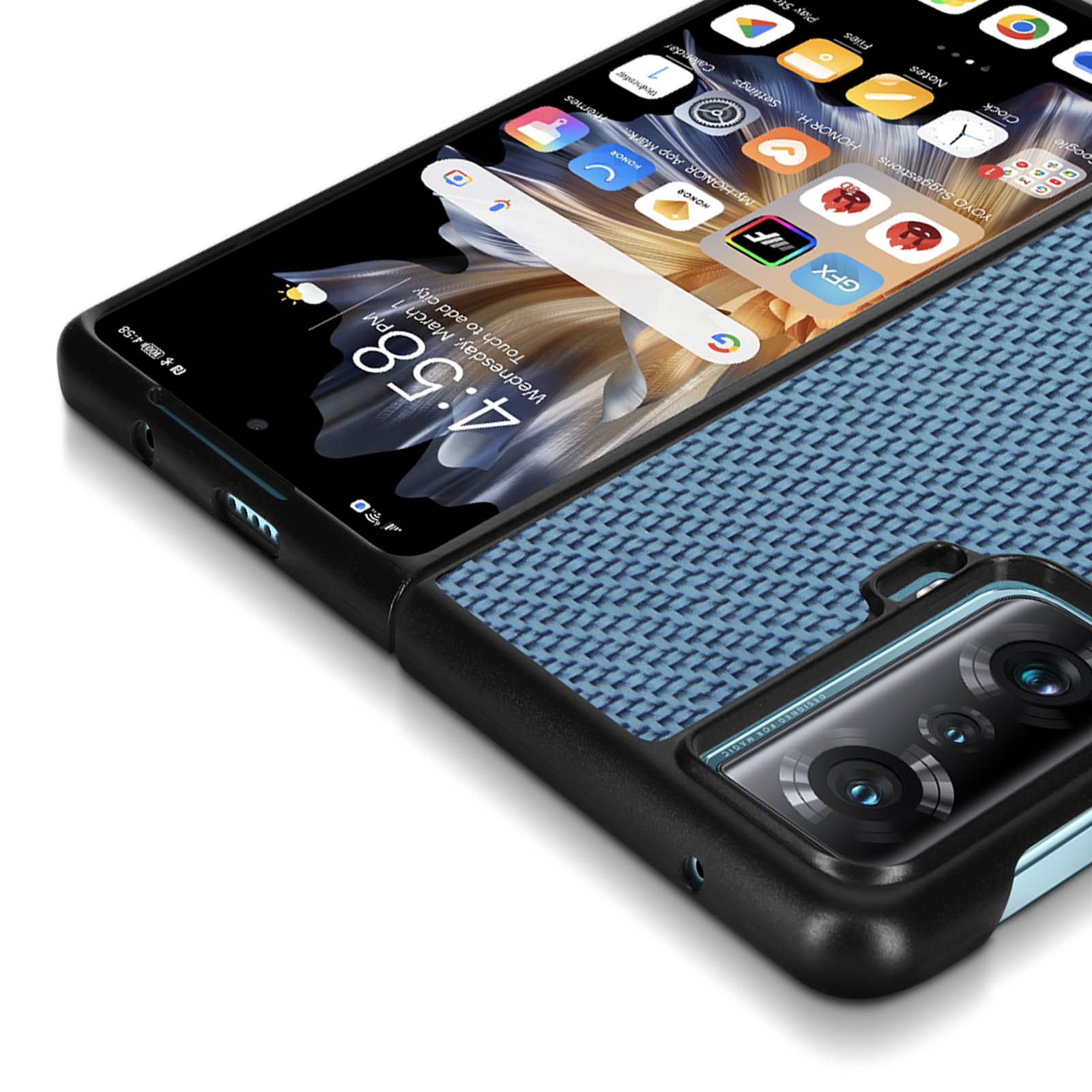 Un telefono con retro blu a trama intrecciata e custodia nera, che mostra la schermata iniziale.