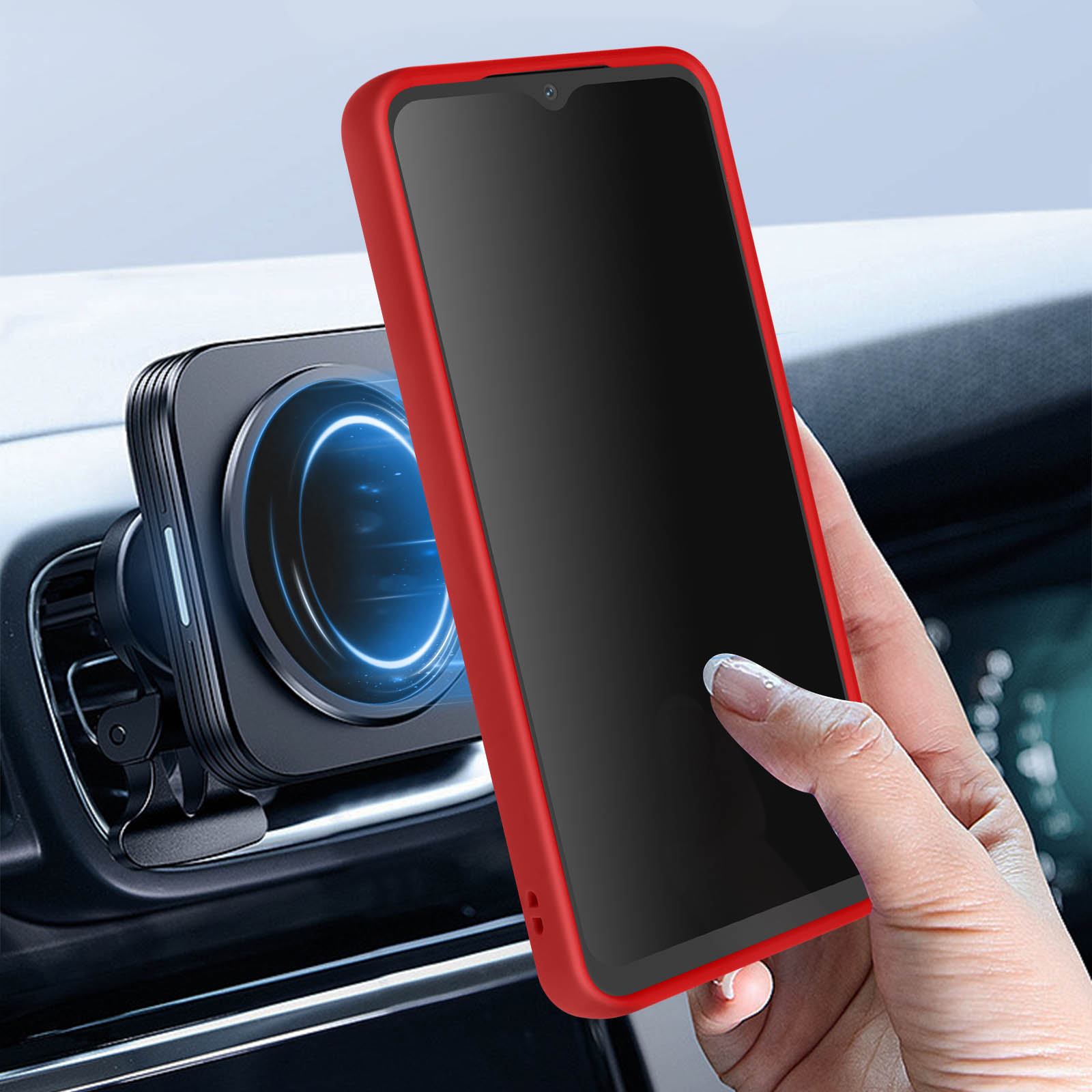 Mano che tiene un telefono in una custodia rossa. Il telefono è montato sul cruscotto dell'auto.