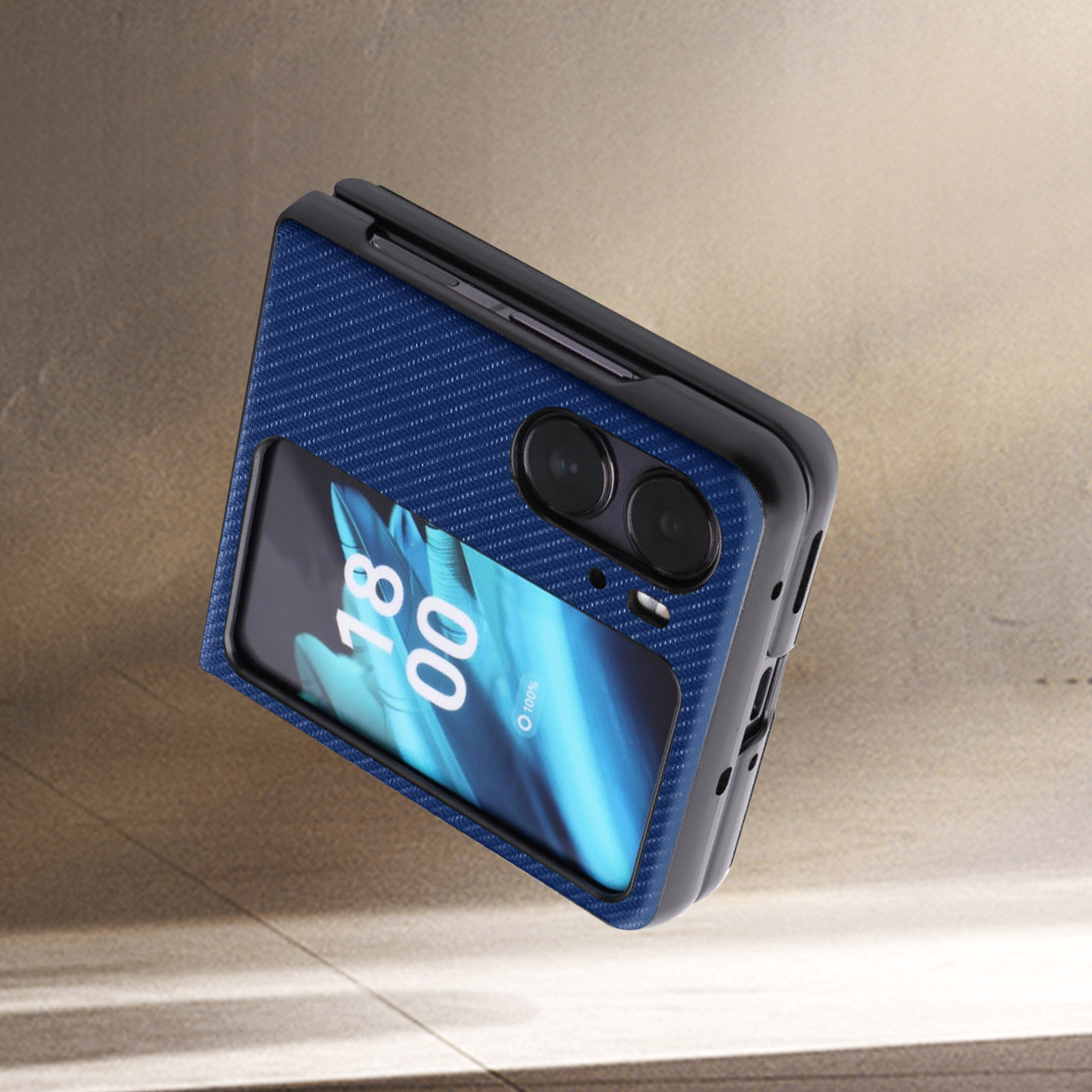 Custodia blu per telefono pieghevole. Lo schermo mostra ora e percentuale. Sfondo scuro. Design in fibra di carbonio.