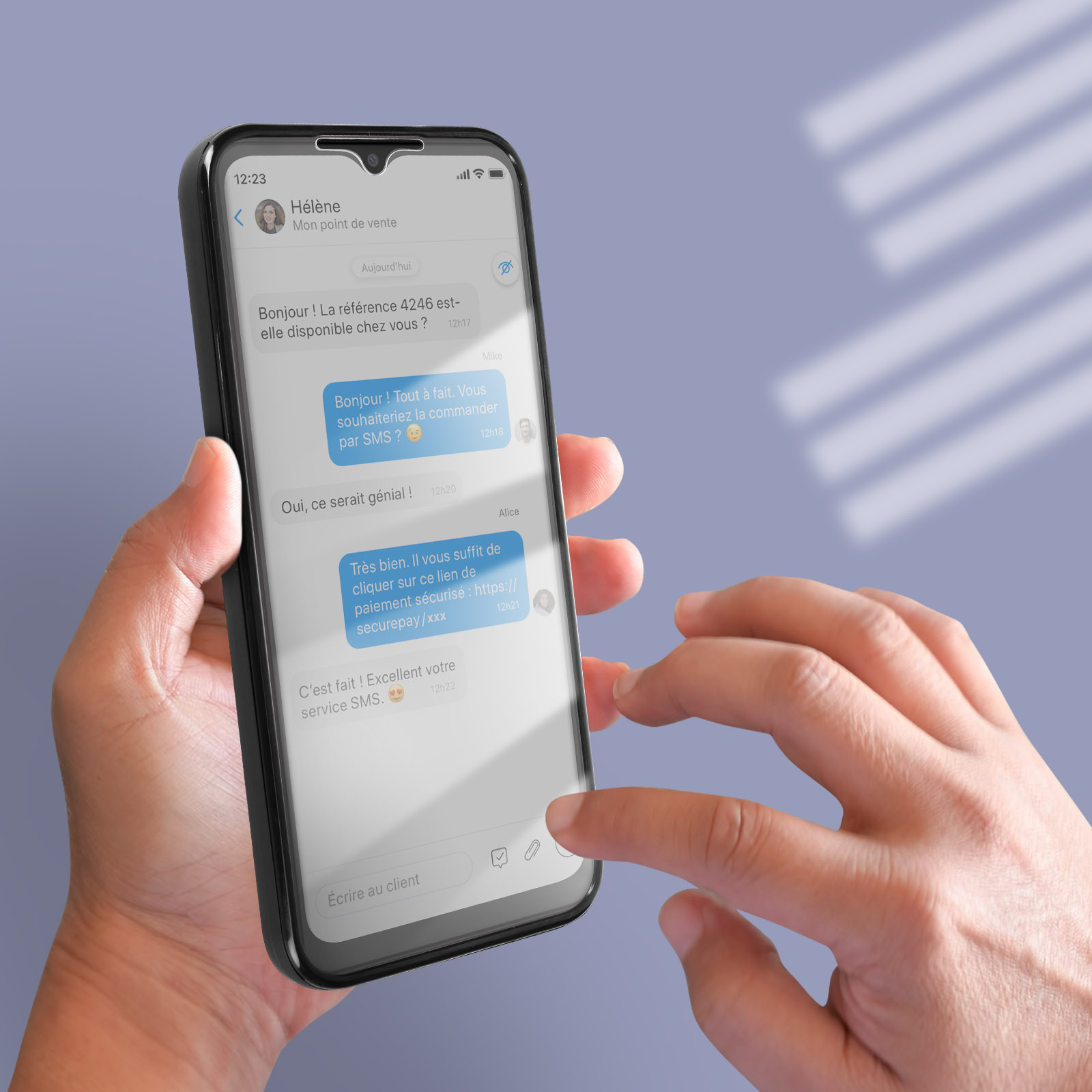 Mani di una persona che usa un telefono con una conversazione di messaggi di testo.
