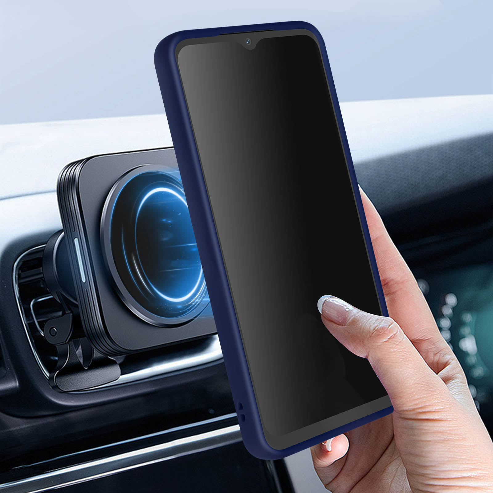 Un telefono è attaccato a un supporto per auto, tenuto da una mano.
