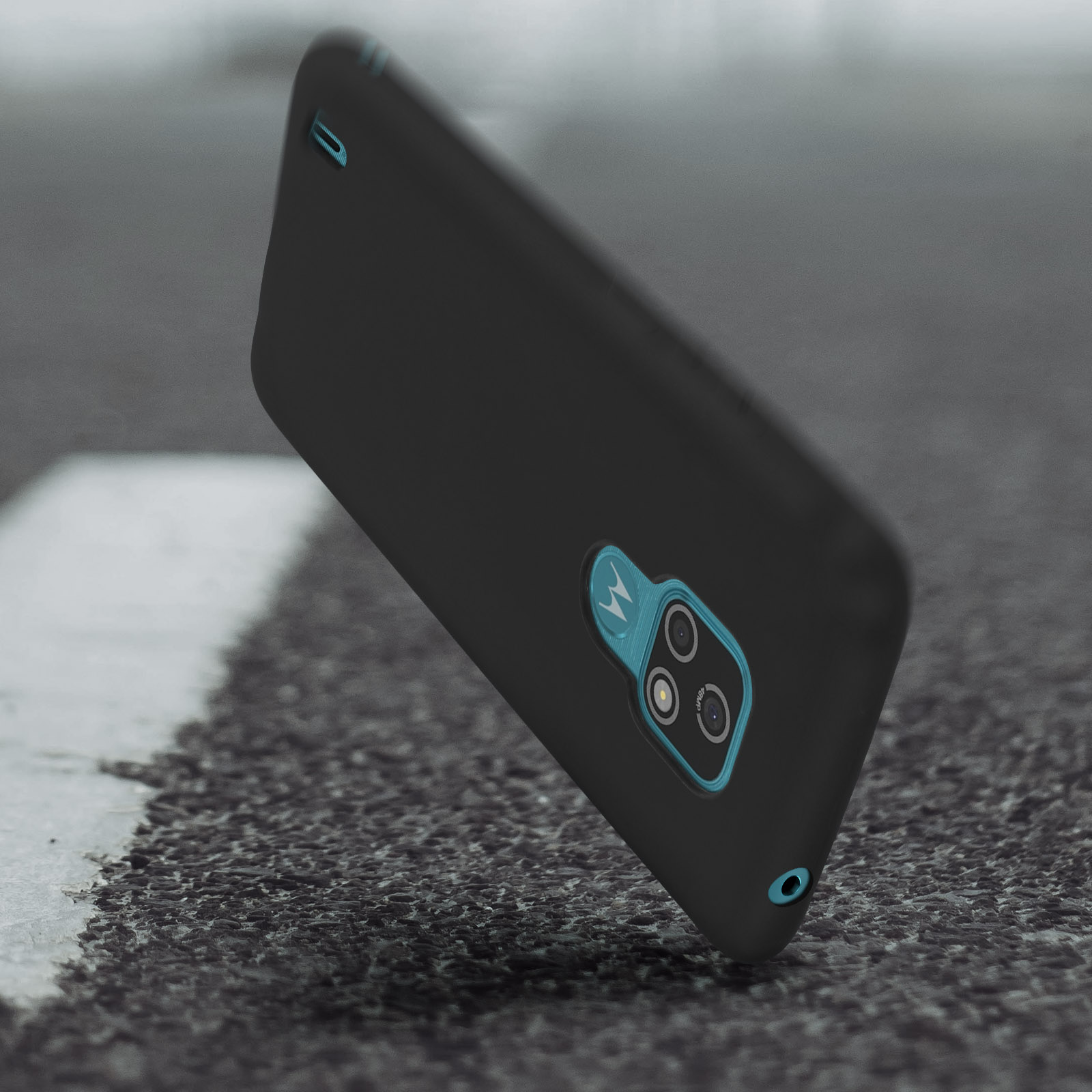 Custodia nera per telefono con dettagli blu, su una superficie grigia strutturata.