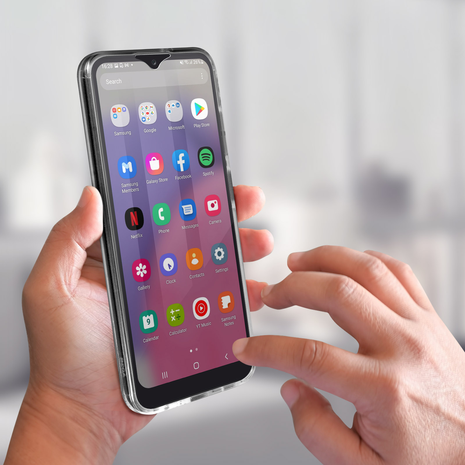 Una mano che tiene un telefono con una custodia trasparente. Lo schermo mostra le icone delle app, con una barra di notifica in alto.