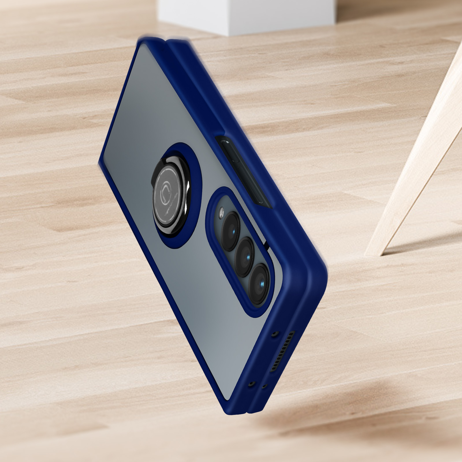 Custodia blu per telefono con fotocamera. La custodia è su una superficie di legno.