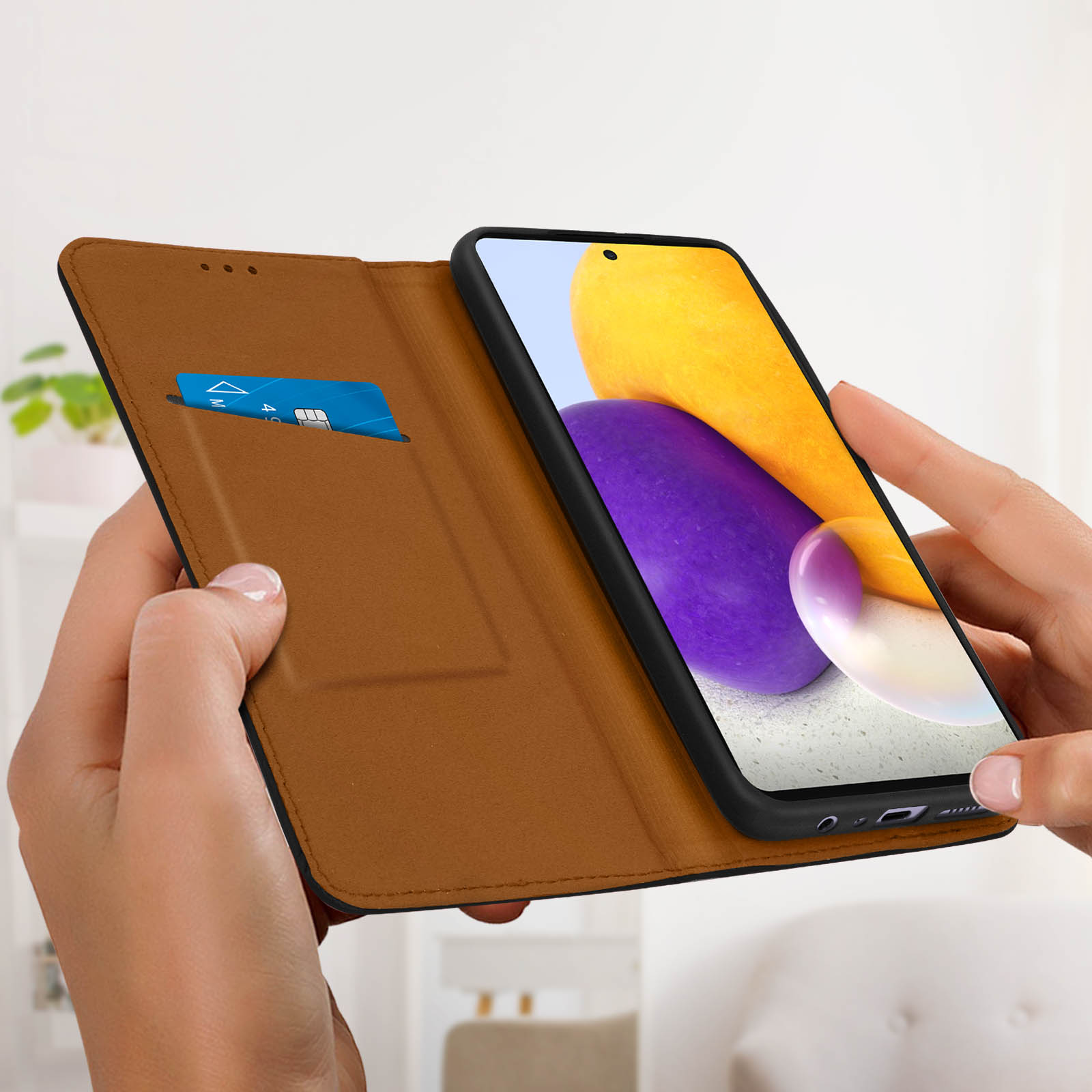 Mani che tengono una custodia del telefono aperta, mostrando un telefono all'interno e uno slot per carte di credito.