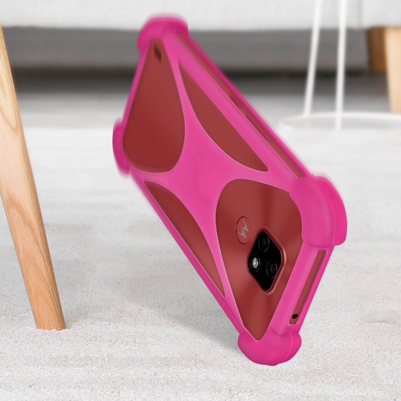 Custodia rosa per telefono, su una superficie bianca. La custodia ha un supporto.