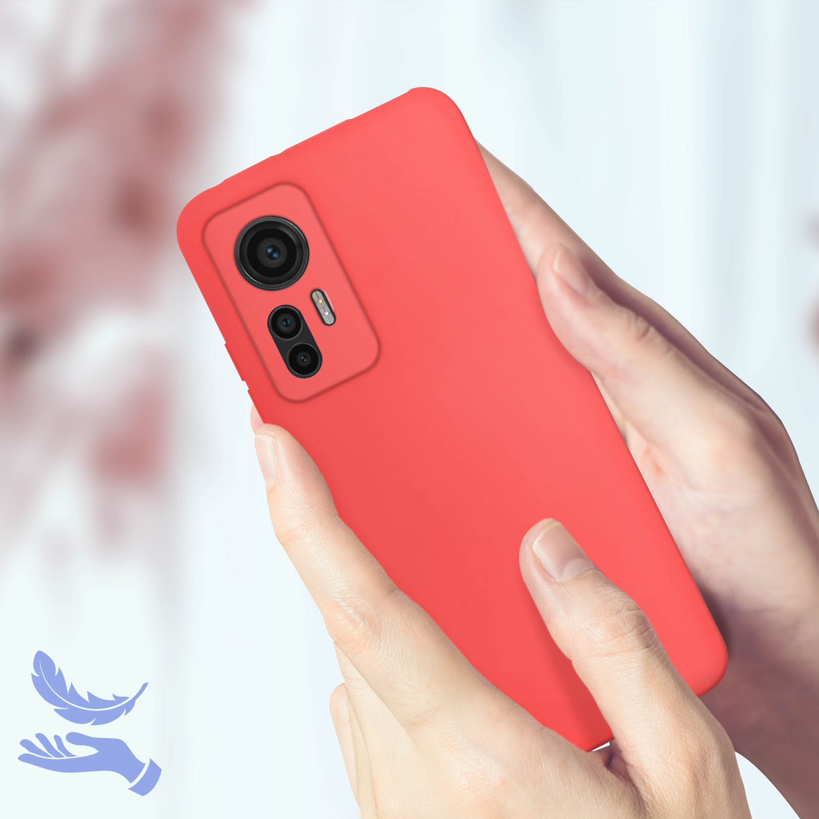 Una custodia rossa per telefono tenuta in mano, che mostra la fotocamera e il retro.