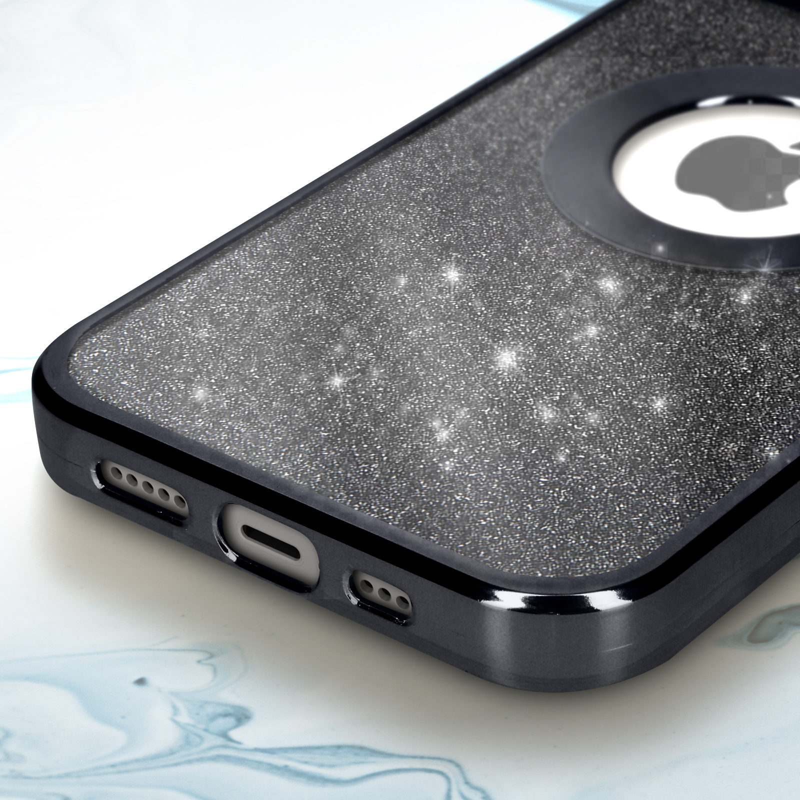 Primo piano di una custodia nera glitterata con fotocamera e logo Apple.