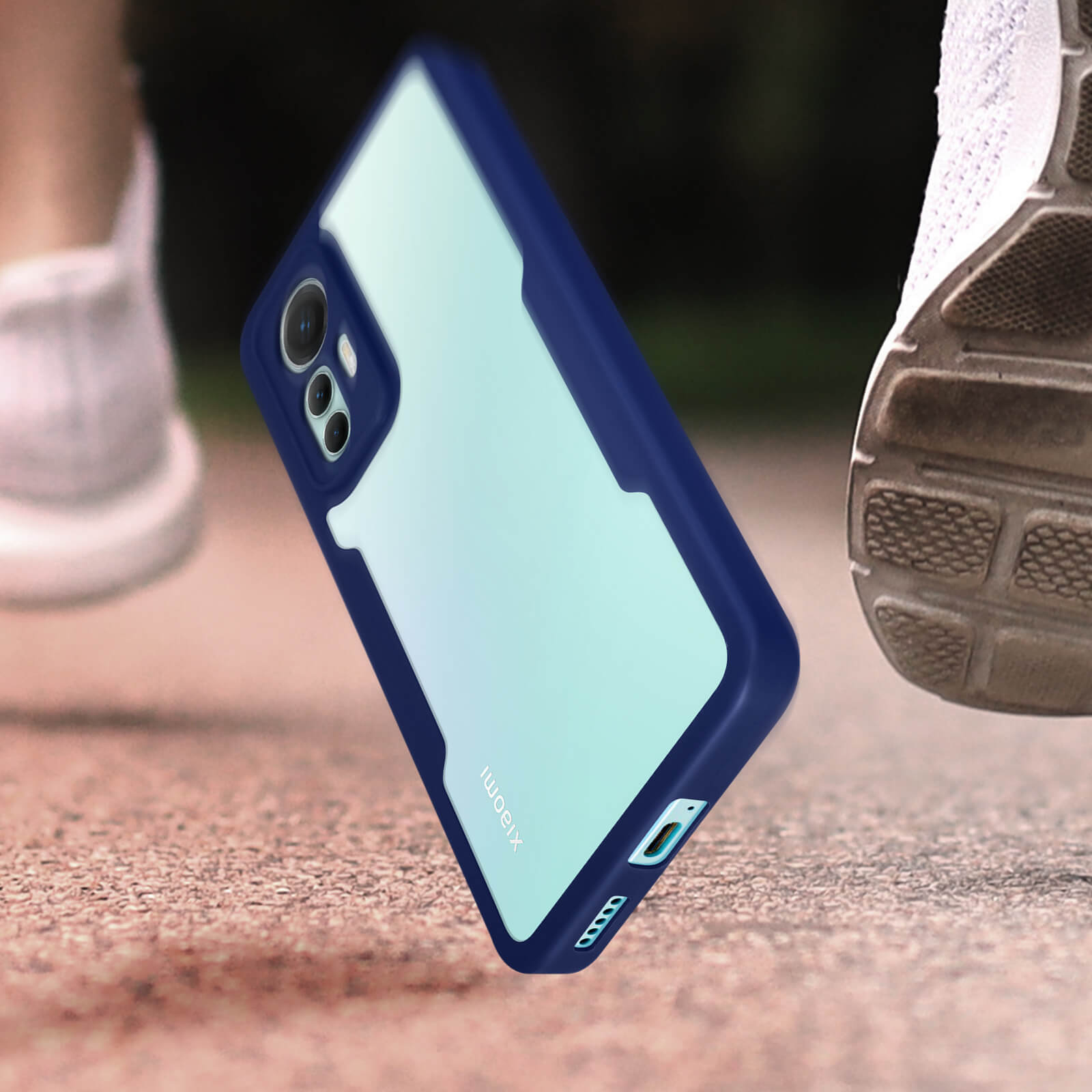 Coque de téléphone bleue avec dos blanc. Une personne marche en arrière-plan. Le téléphone est en l'air.