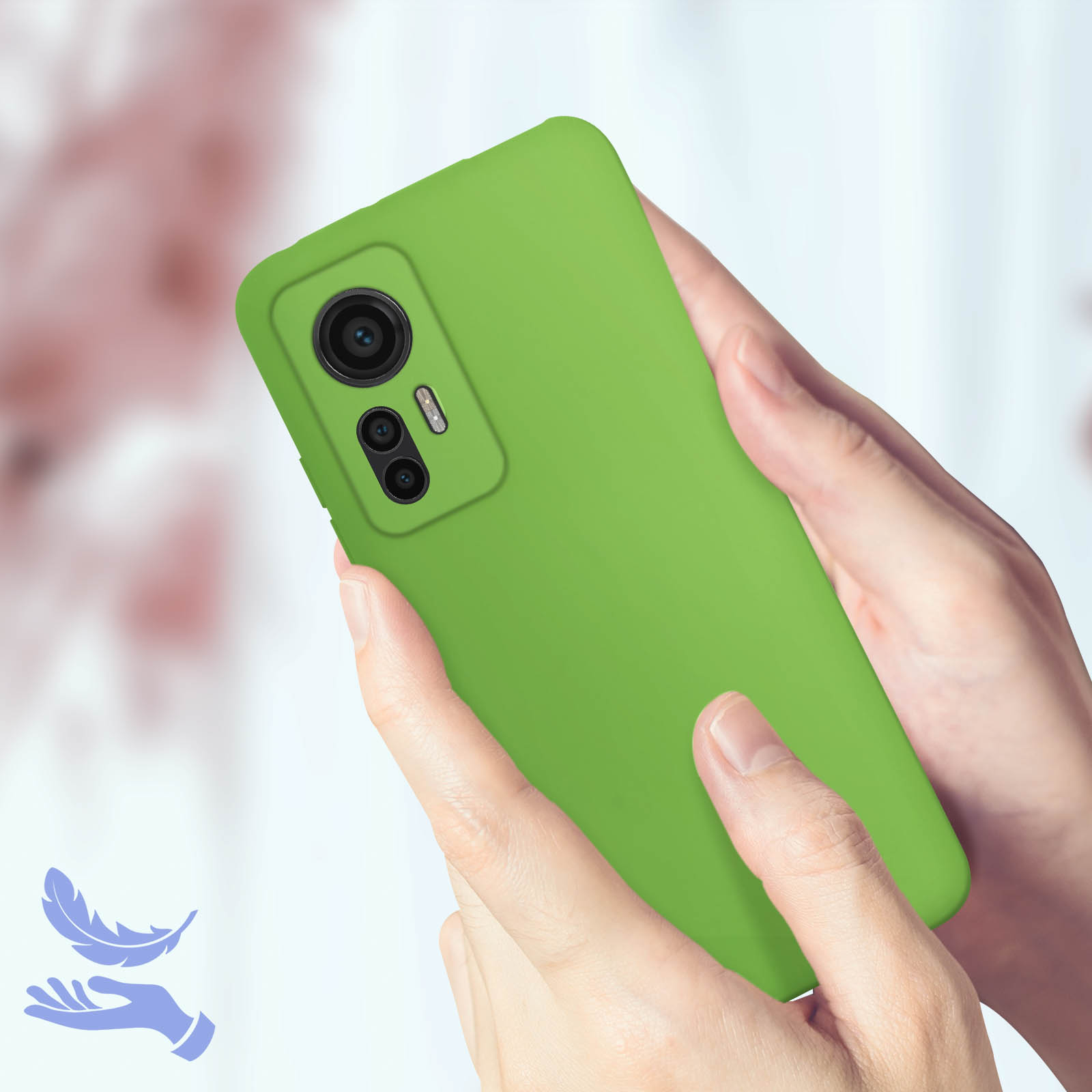 Custodia verde per telefono in mano. Telefono con fotocamere. Sfondo bianco. Due mani che tengono il telefono.
