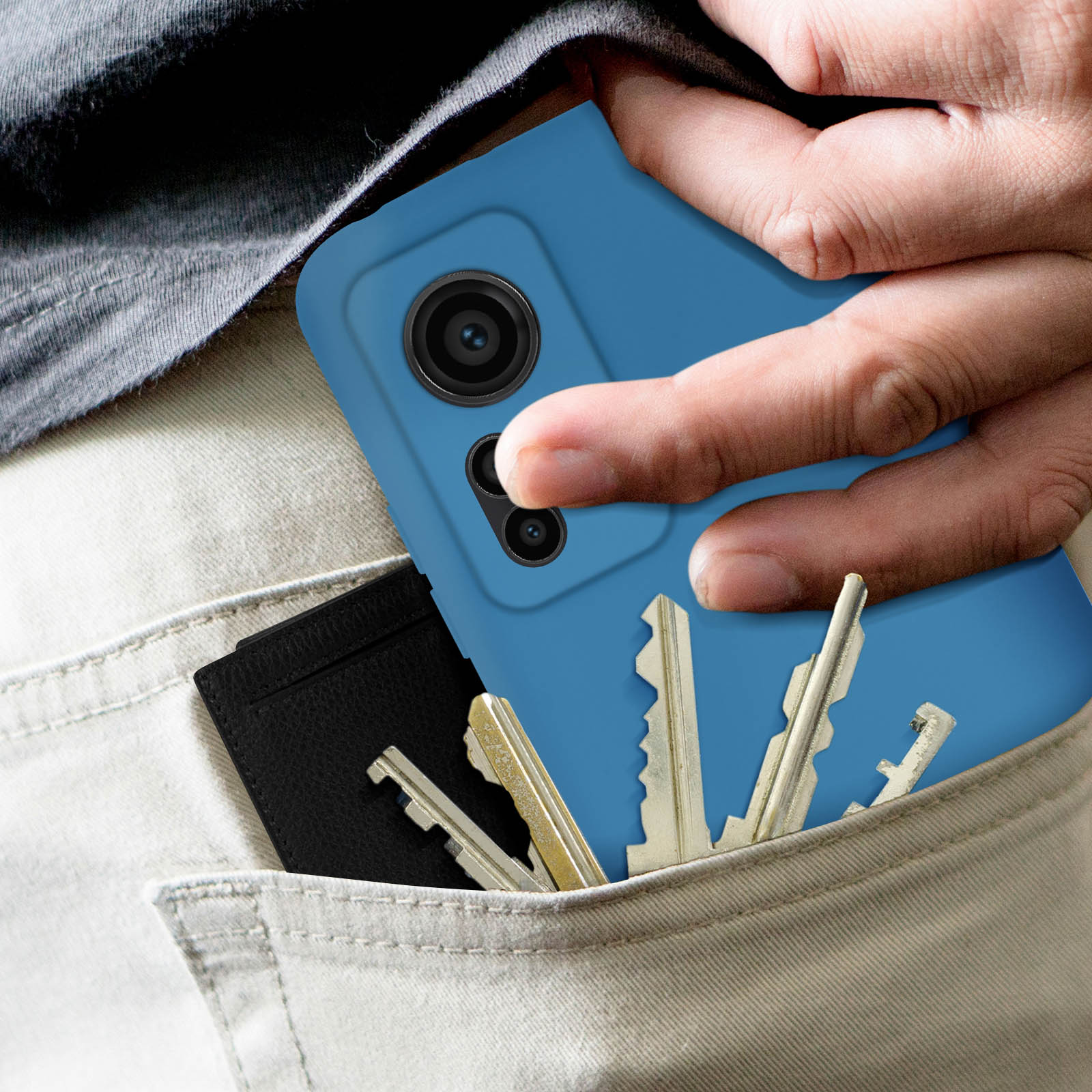 Custodia blu per telefono in tasca con chiavi e portafoglio.