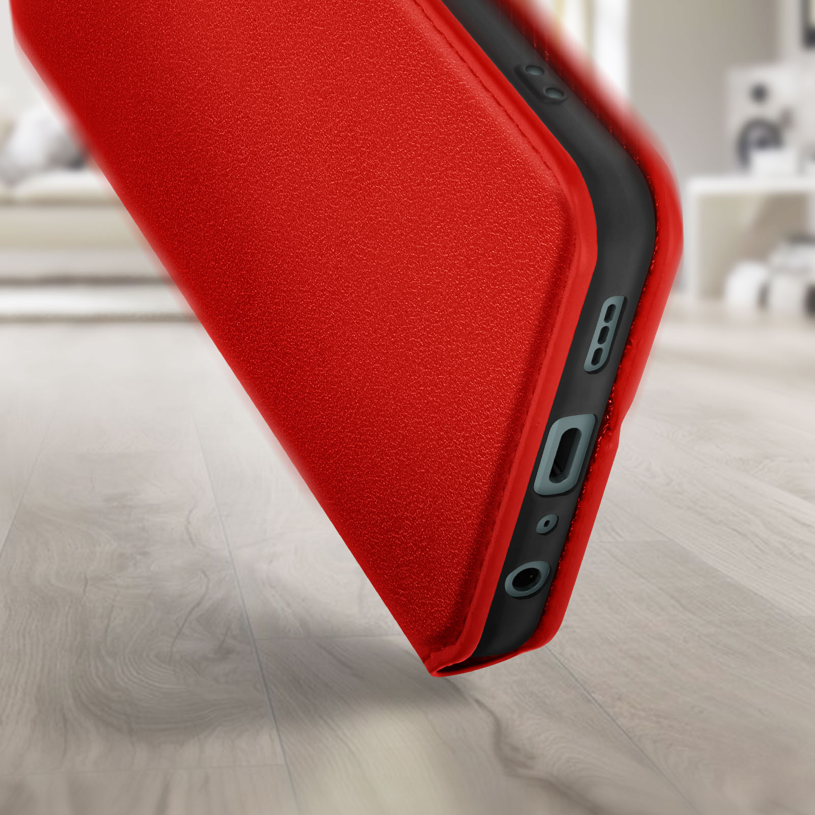 Angolo della custodia rossa del telefono. Interno nero. Porte visibili.