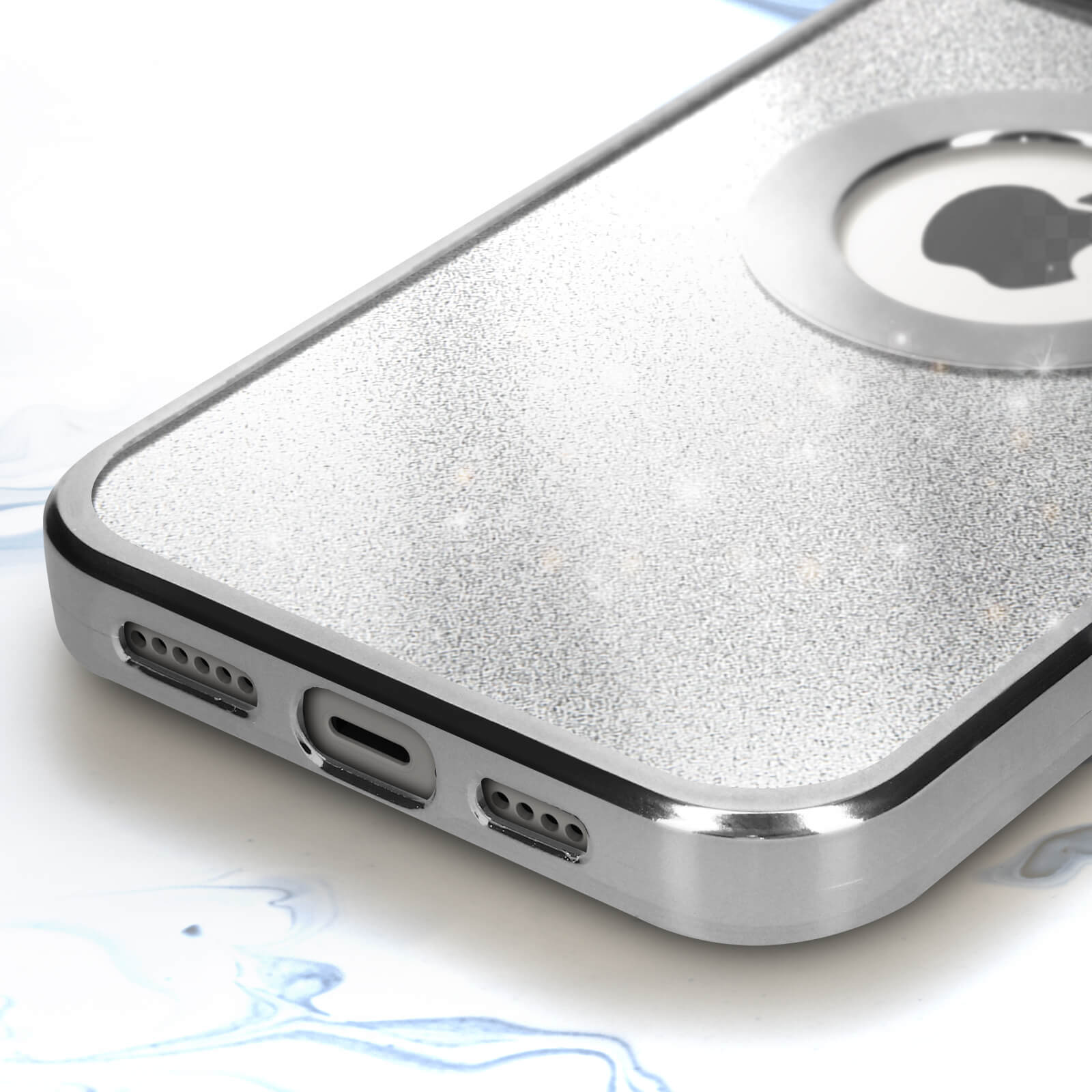 Una custodia per telefono glitterata argentata. La custodia ha un ritaglio per la fotocamera e un attacco circolare.