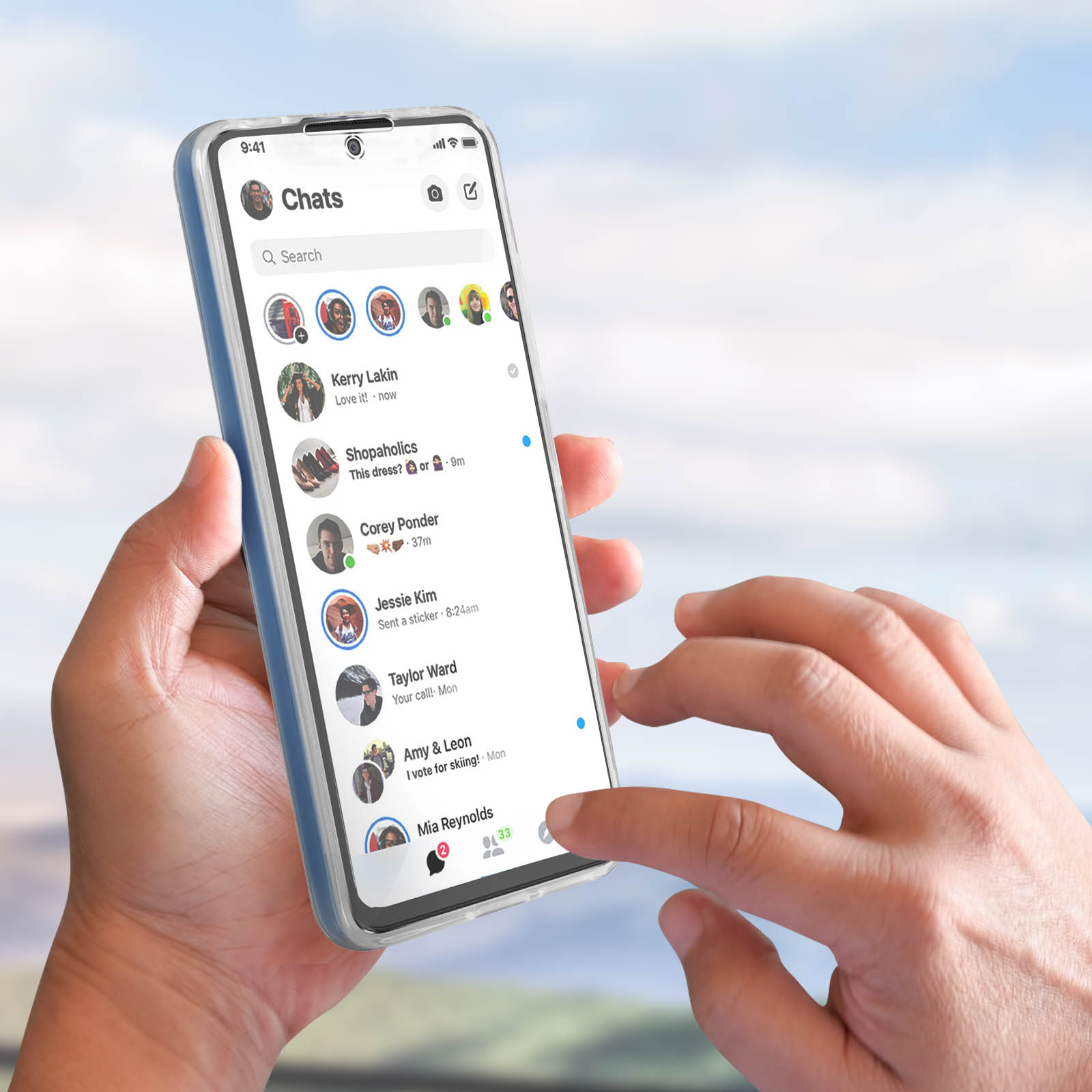Een telefoon toont een chat-app. Handen houden de telefoon vast. De achtergrond is een wazige lucht.