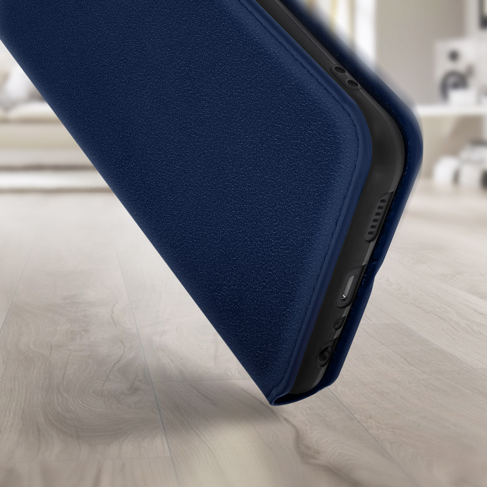 Primo piano di una custodia blu per telefono. La custodia è su una superficie in legno.
