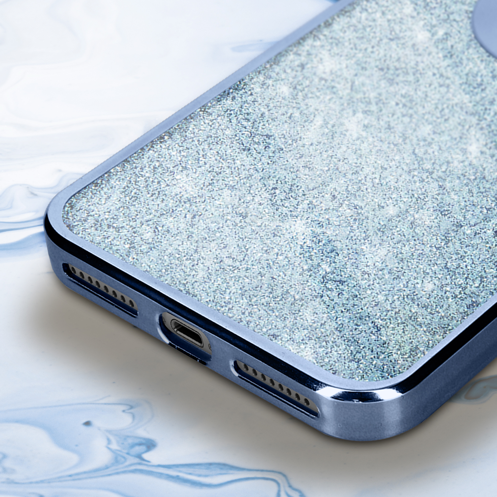 Custodia blu per telefono con glitter. La custodia ha un ritaglio per la porta di ricarica.