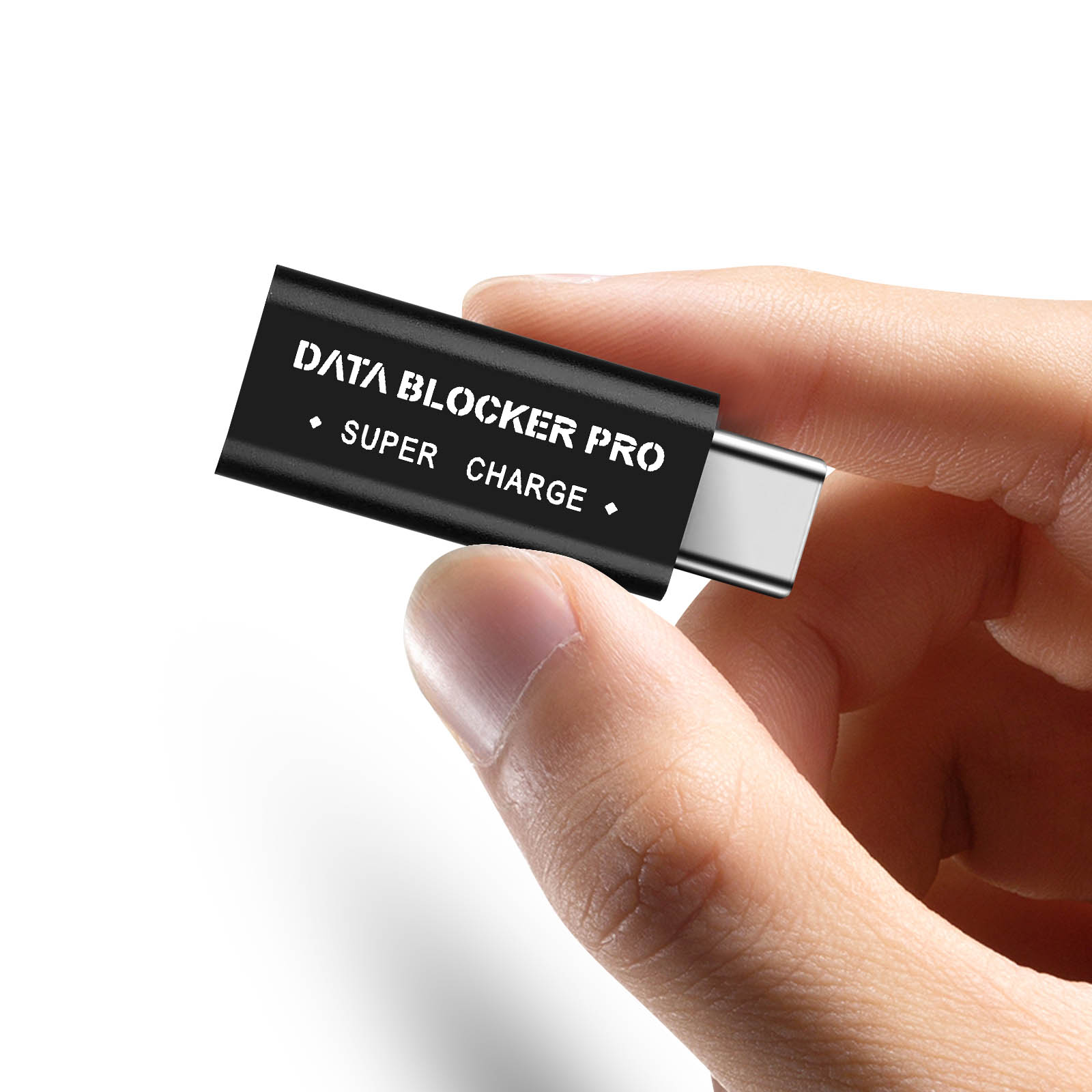 Una mano tiene un Data Blocker Pro nero, con la scritta 'SUPER CHARGE'.
