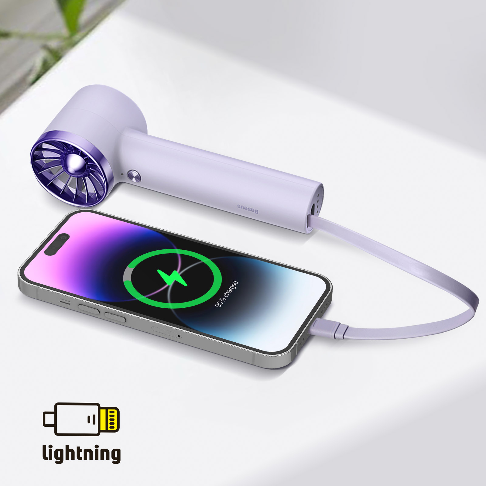 Secador de pelo blanco y morado cargando un teléfono, icono de rayo presente.