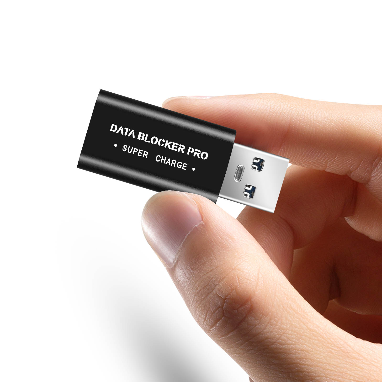 Ein USB-Datenblocker in einer Hand. Er ist schwarz mit "DATA BLOCKER PRO" aufgedruckt.
