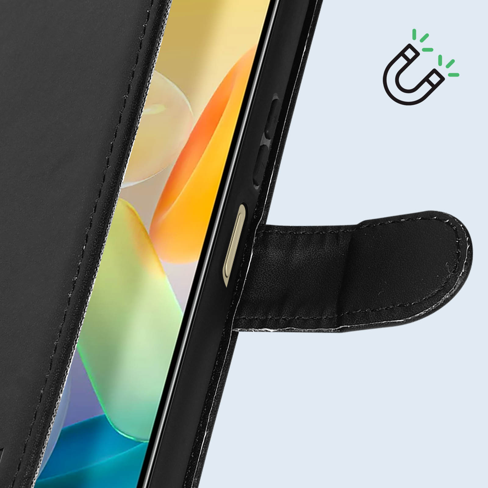 Primo piano di un telefono in una custodia a portafoglio nera, con un dettaglio di chiusura magnetica.