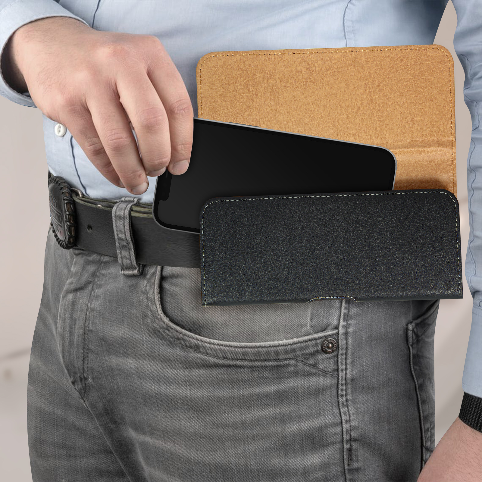 Eine Hand legt ein schwarzes Telefon in eine schwarz-beige Telefonholster an der Taille.