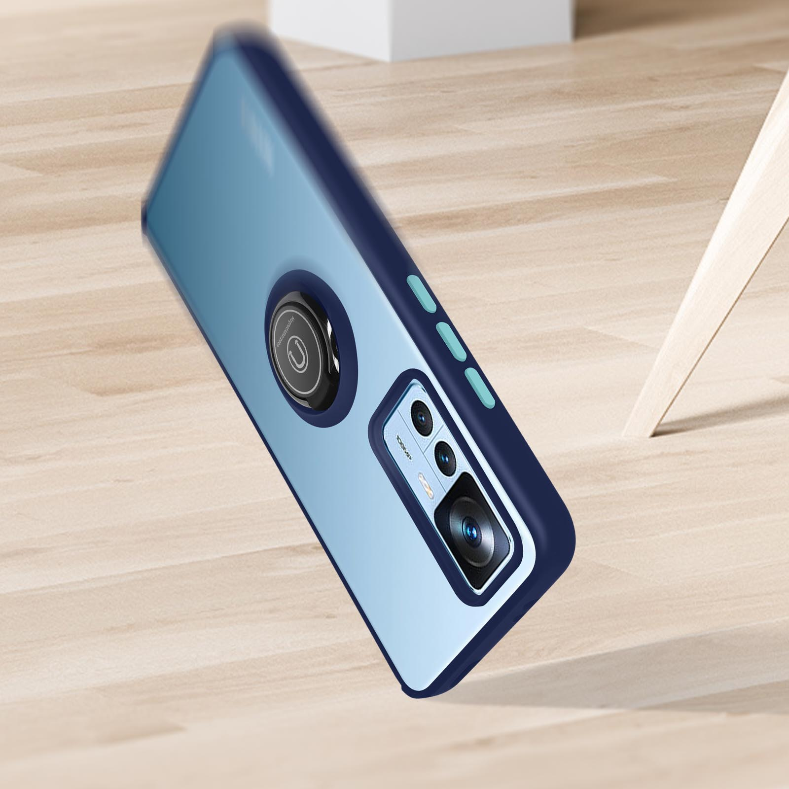 Custodia per telefono blu con anello fotocamera e pulsanti. Ha uno sfondo azzurro.