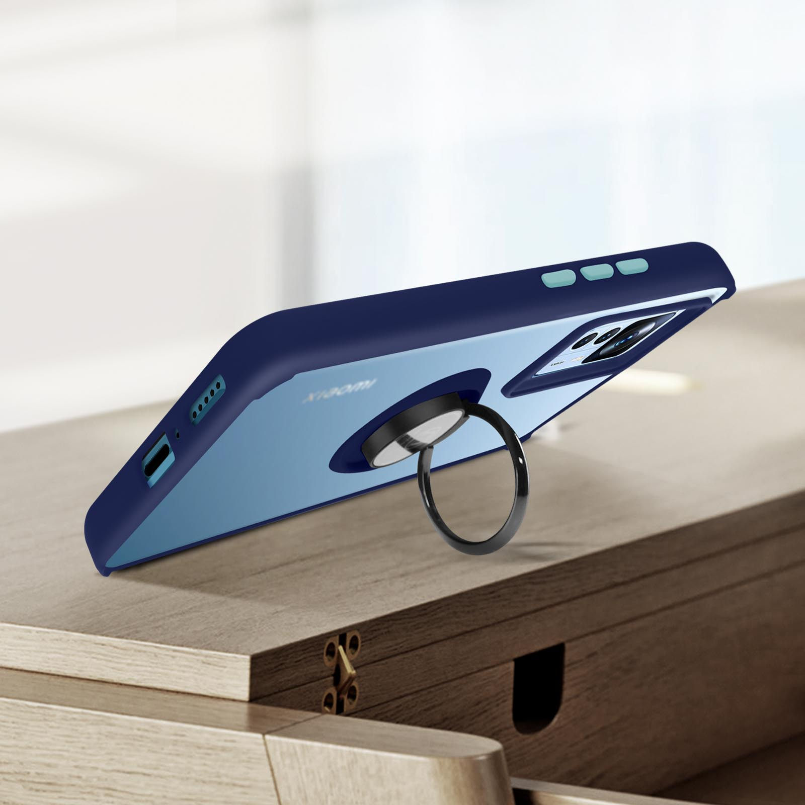 Una custodia blu per telefono con supporto ad anello su una superficie di legno.