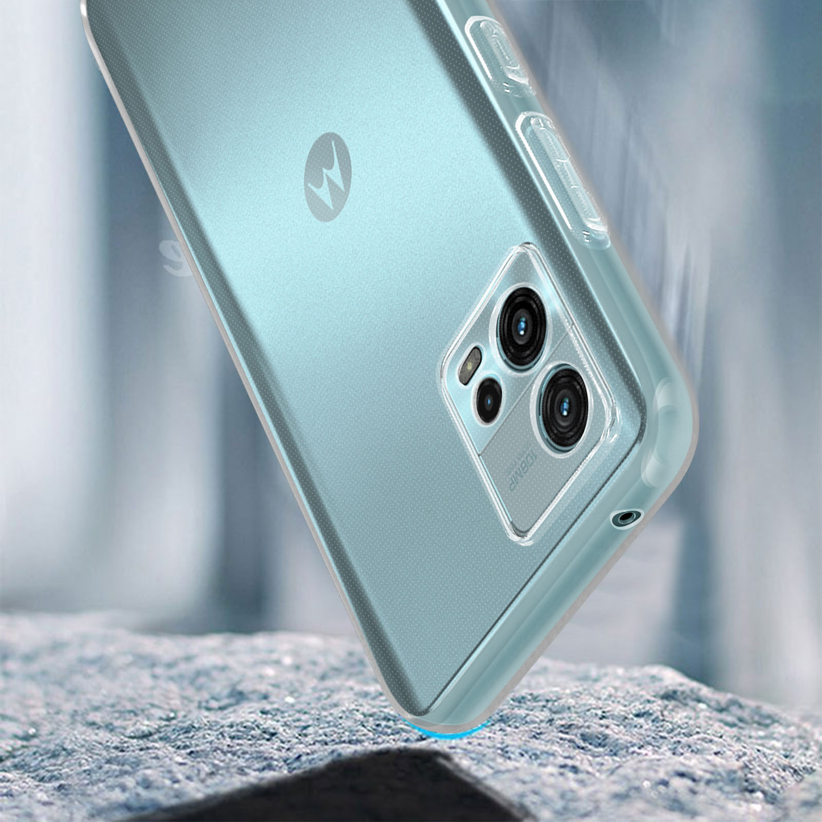 Custodia per telefono con un design trasparente e una goccia. Sfondo azzurro.