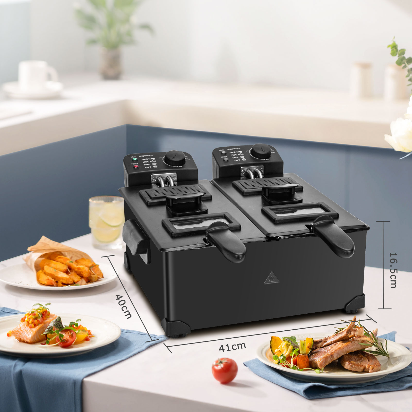 Una freidora doble negra con platos de comida en una mesa. Dimensiones etiquetadas.