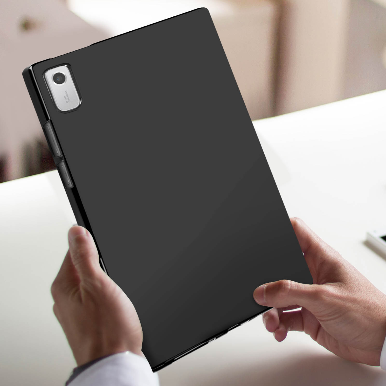 Ein schwarzes Tablet, das von zwei Händen gehalten wird. Das Tablet hat eine Kamera auf der Rückseite.