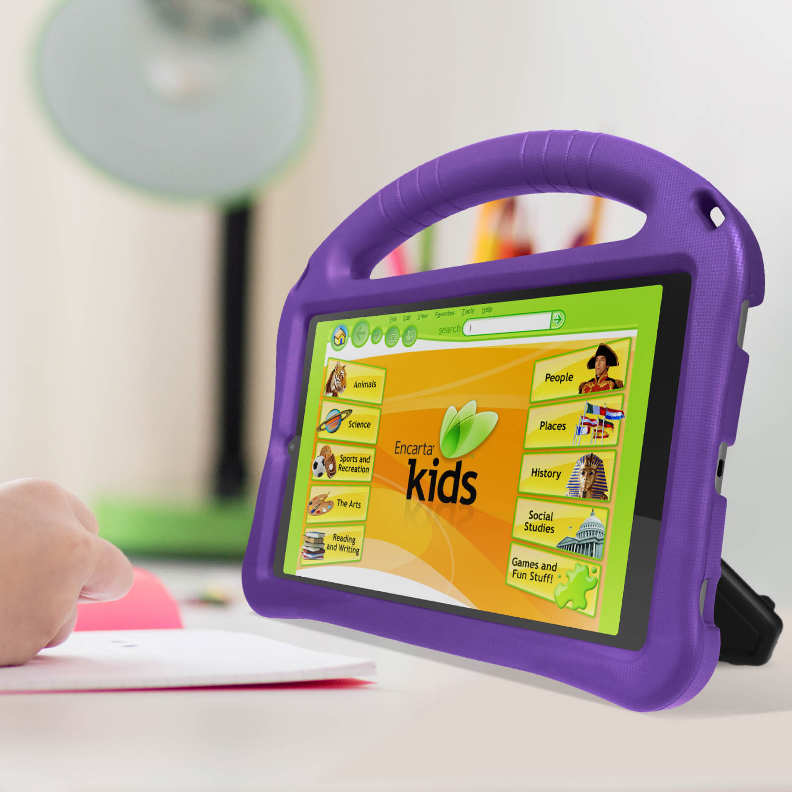 Lila Tablet in einer lila Hülle, die eine Lern-App für Kinder zeigt. Grüner Schreibtisch im Hintergrund.